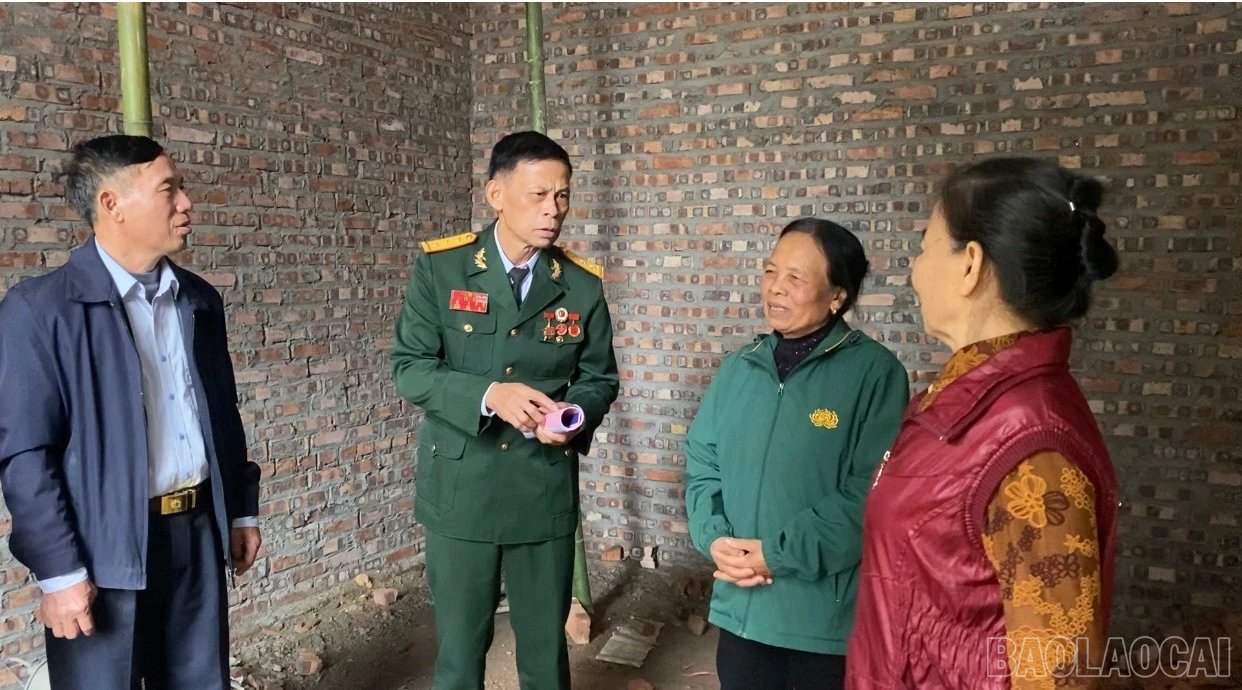 Hội Hỗ trợ gia đình liệt sĩ tỉnh Lào Cai và bà con thôn Làng Cần động viên gia đình thân nhân liệt sĩ.