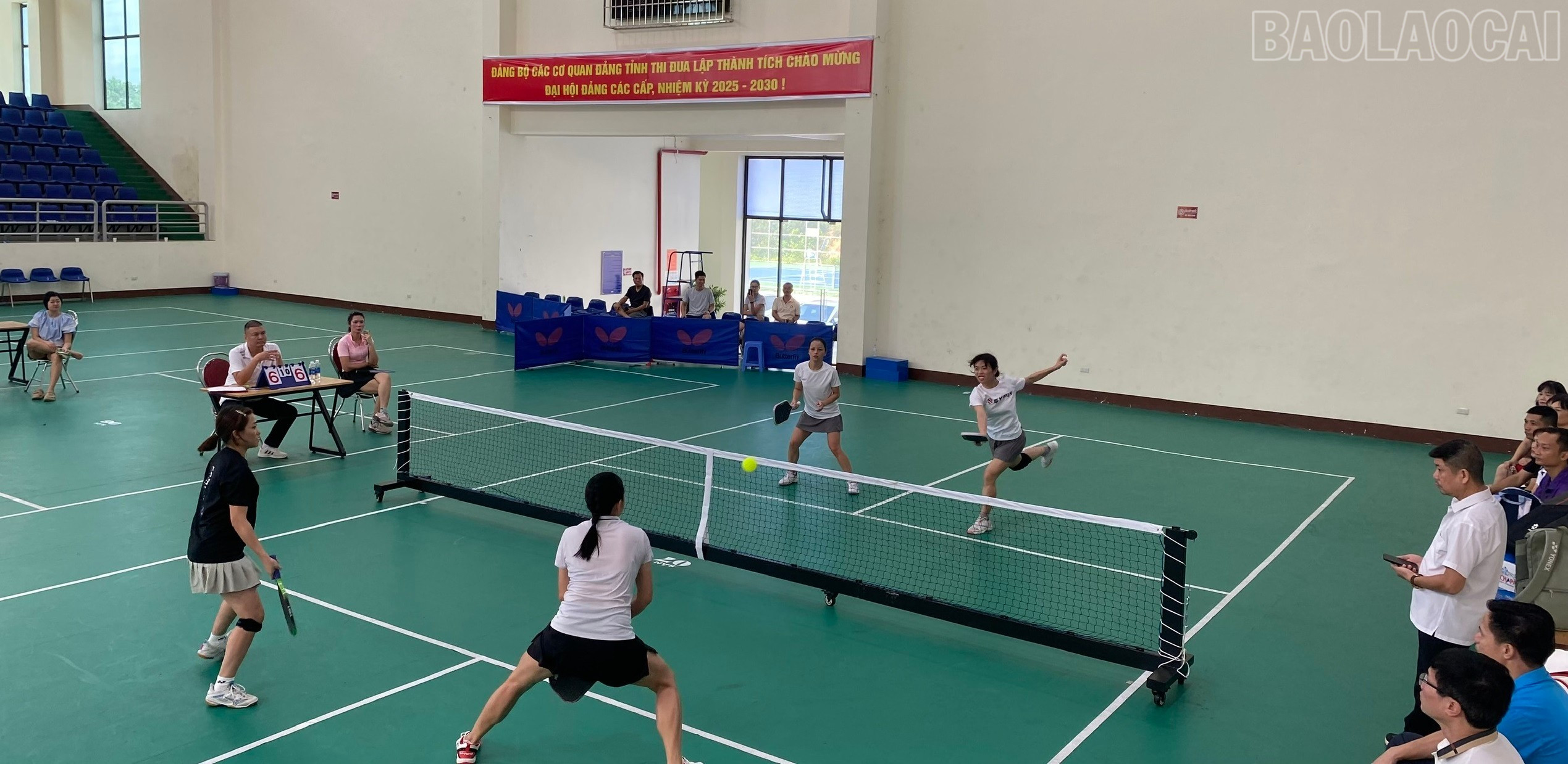 Các trận đấu diễn ra kịch tính, hấp dẫn trong tiếng hò reo của đông đảo khán giả. baolaocai-tr_z7010076773420-9fb602dd77780cb9ca6d2fdb571f669b-7020.jpg