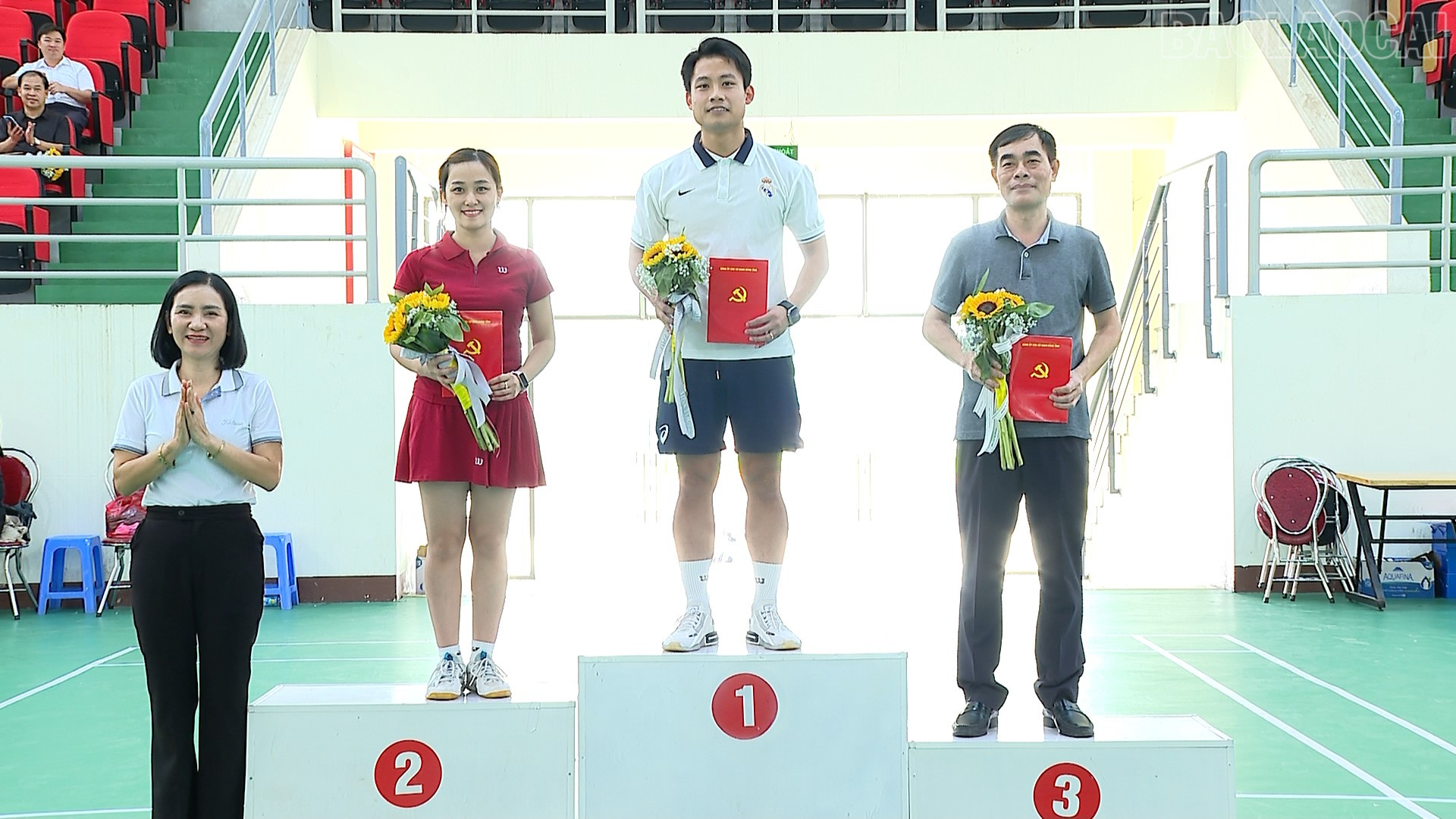 Ban tổ chức trao giải ở hạng mục dành cho lãnh đạo. baolaocai-tr_namlanhdao2.png