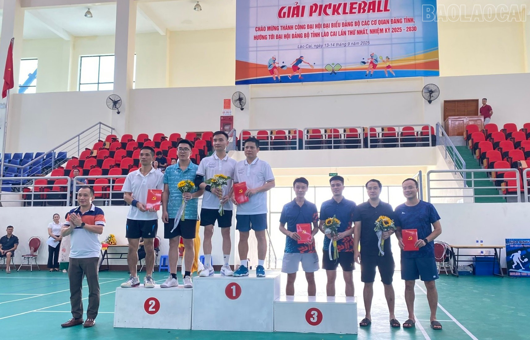 Ban tổ chức trao giải cho các vận động viên xuất sắc ở các nội dung thi đấu. baolaocai-tr_doinam-giaitinhuy.jpg