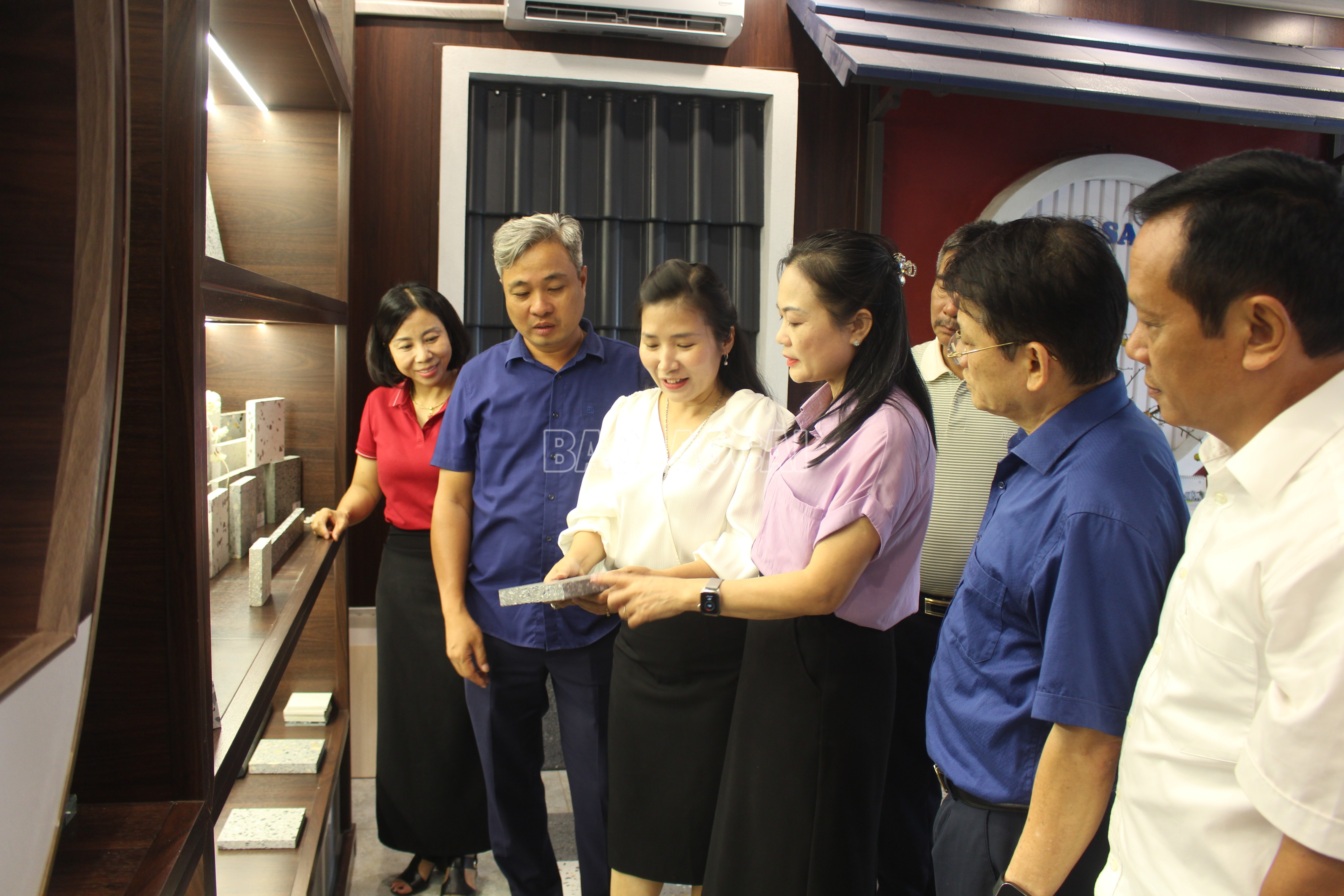 Bà Nguyễn Thị Khuyên - Giám đốc Công ty TNHH Nasaki Việt Nam (áo trắng) giới thiệu sản phẩm gạch terrazzo của công ty. baolaocai-c_img-1762.jpg