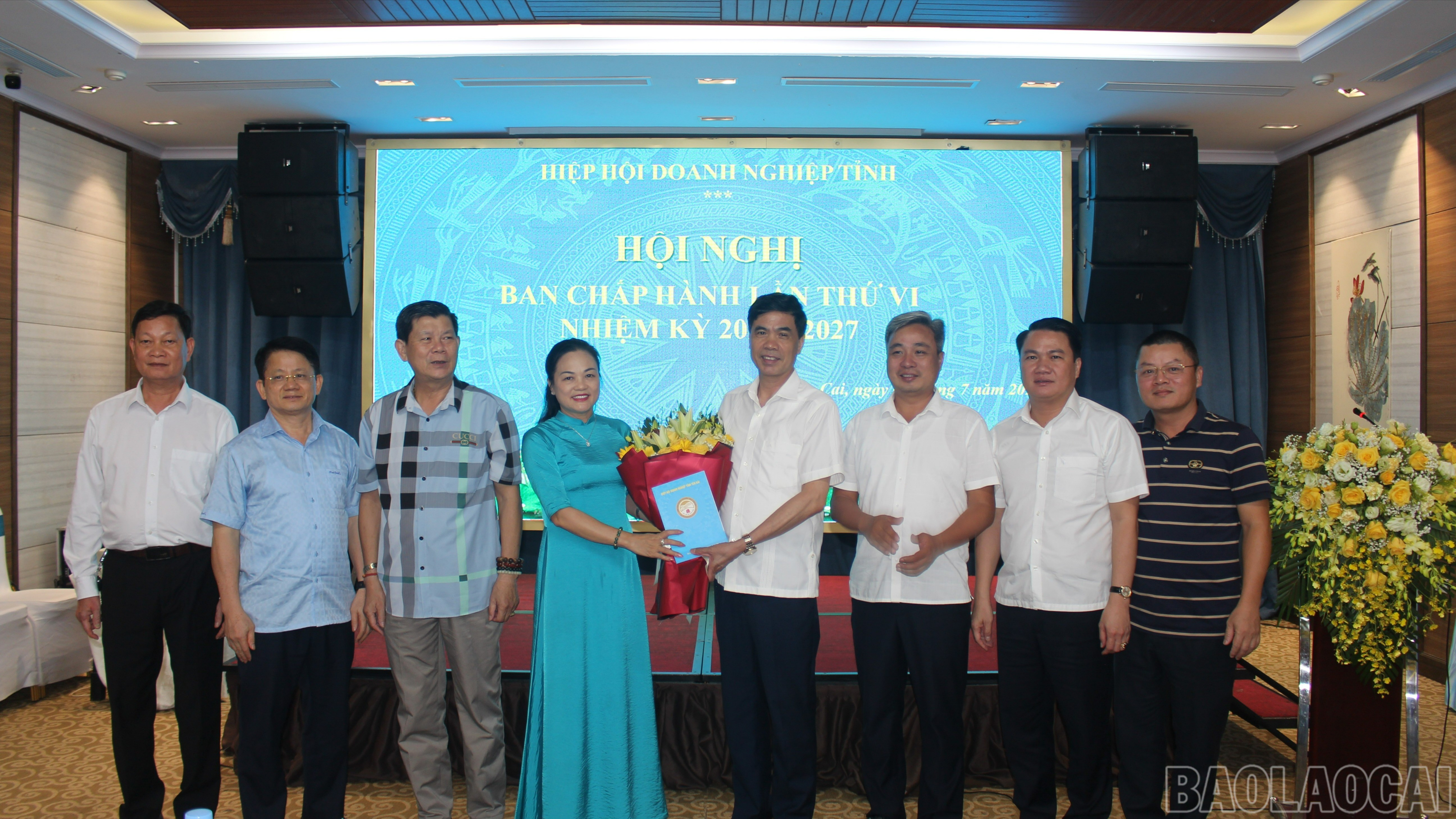 Tặng hoa chúc mừng đồng chí Vũ Vinh Quang , Ủy viên danh dự của HHDN tỉnh đã hoàn thành nhiệm vụ về nghỉ hưu. baolaocai-br_img-0959-258.jpg