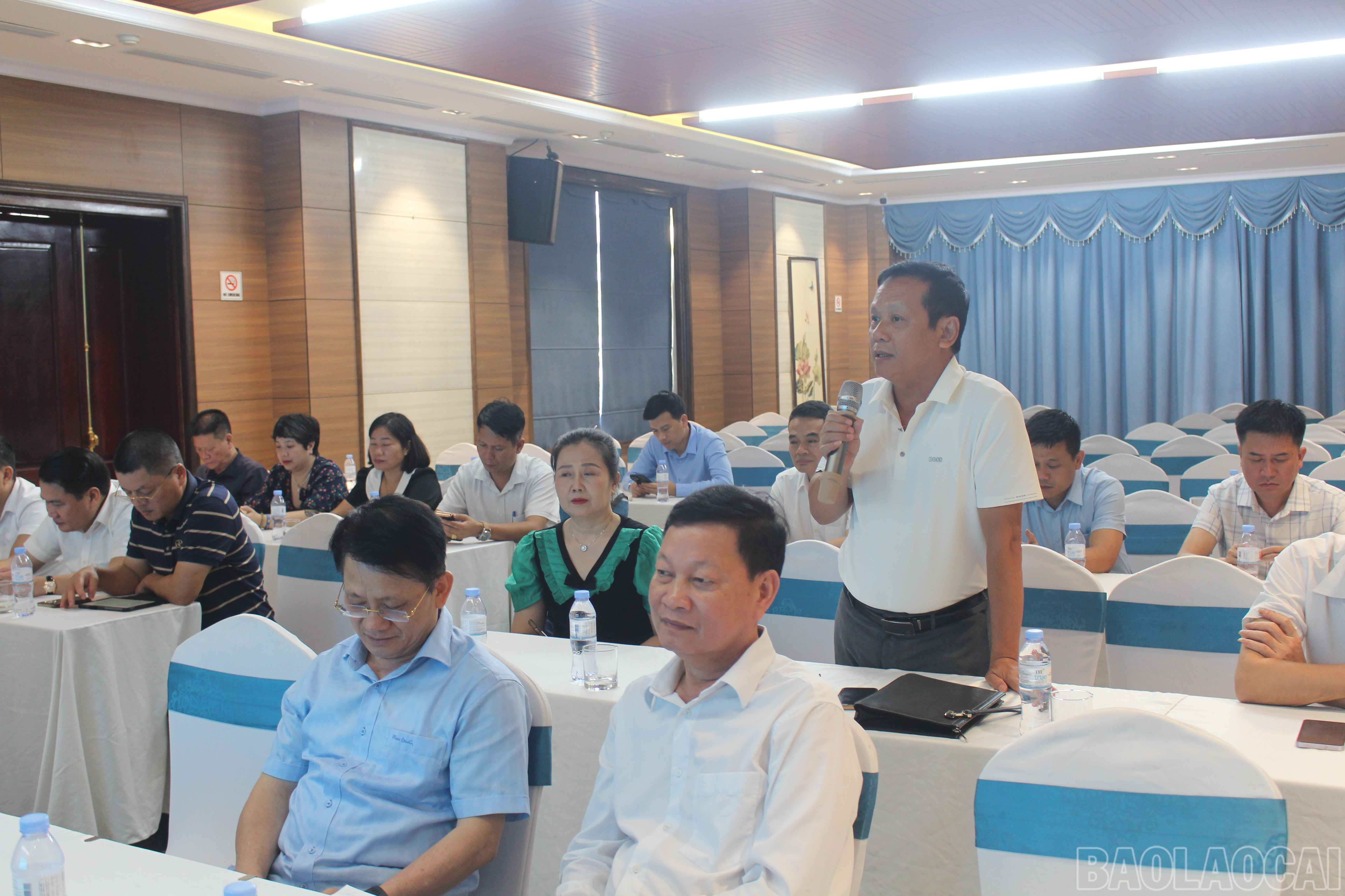 Các đại biểu nêu ý kiến, thảo luận tại Hội nghị. baolaocai-br_img-0957.jpg