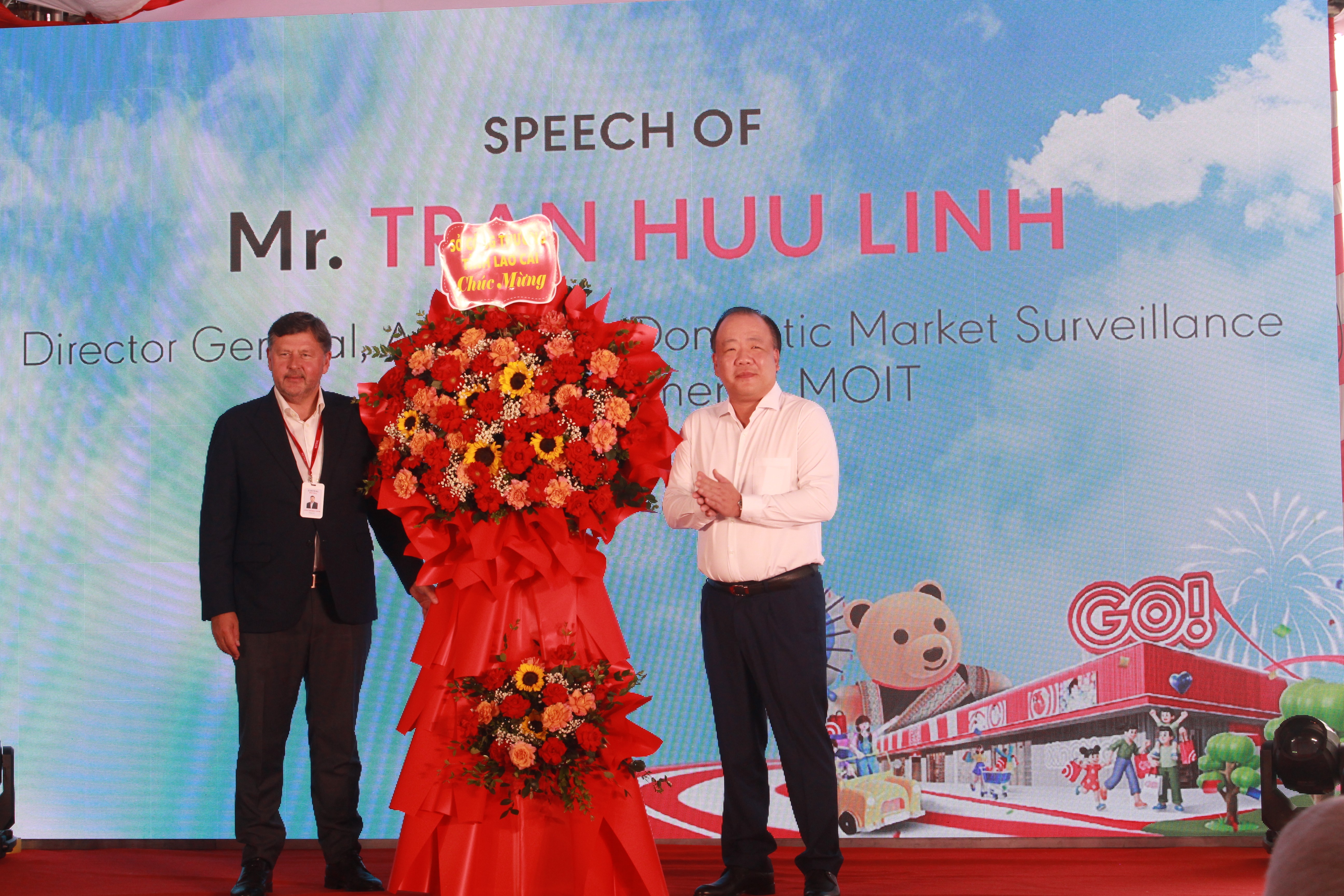 Đồng chí Trần Hữu Linh, Cục trưởng Cục Quản lý và phát triển thị trường trong nước (Bộ Công Thương) tặng hoa chúc mừng Tập đoàn. img-1366.jpg