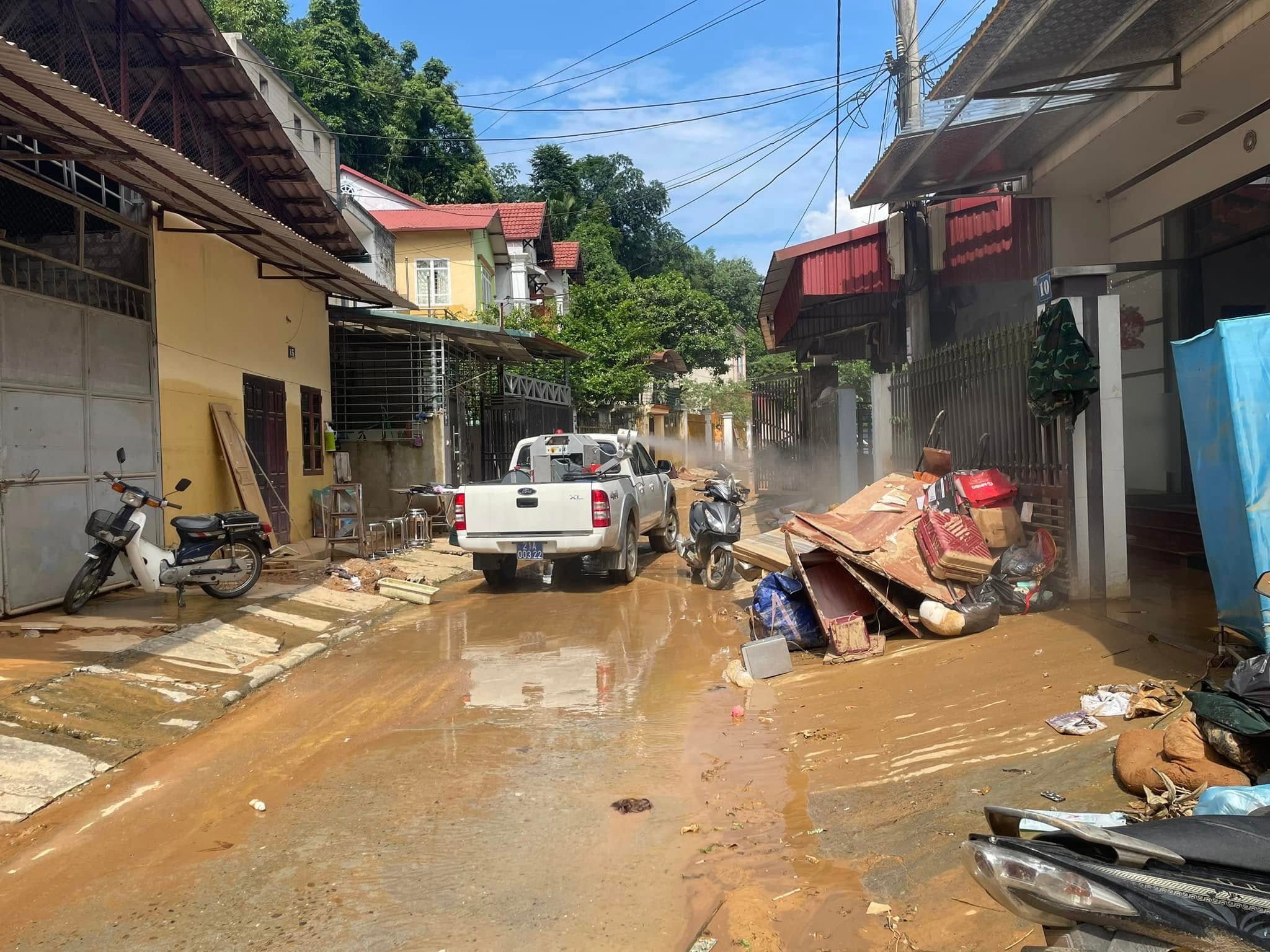 Xe chuyên dụng phun khử khuẩn môi trường sau lũ. trung-tam-kiem-soat-benh-tat-phun-khu-khuan-moi-truong-sau-lu-tai-cac-tuyen-duong-tren-dia-ban-tinh.jpg