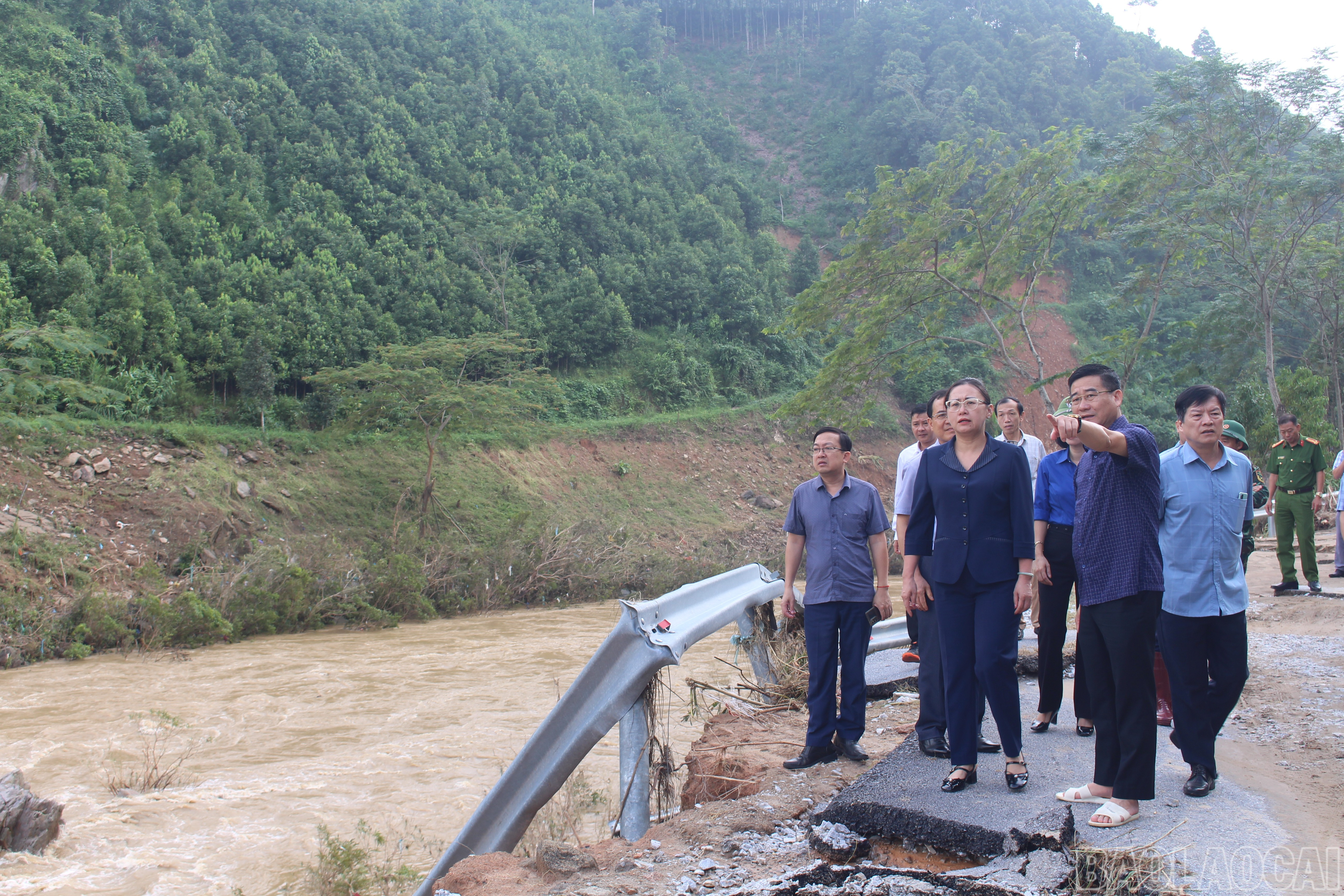 Đồng chí Giàng Thị Dung và Đoàn công tác kiểm tra, nắm bắt tình hình thiệt hại tại xã Phong Dụ Hạ.