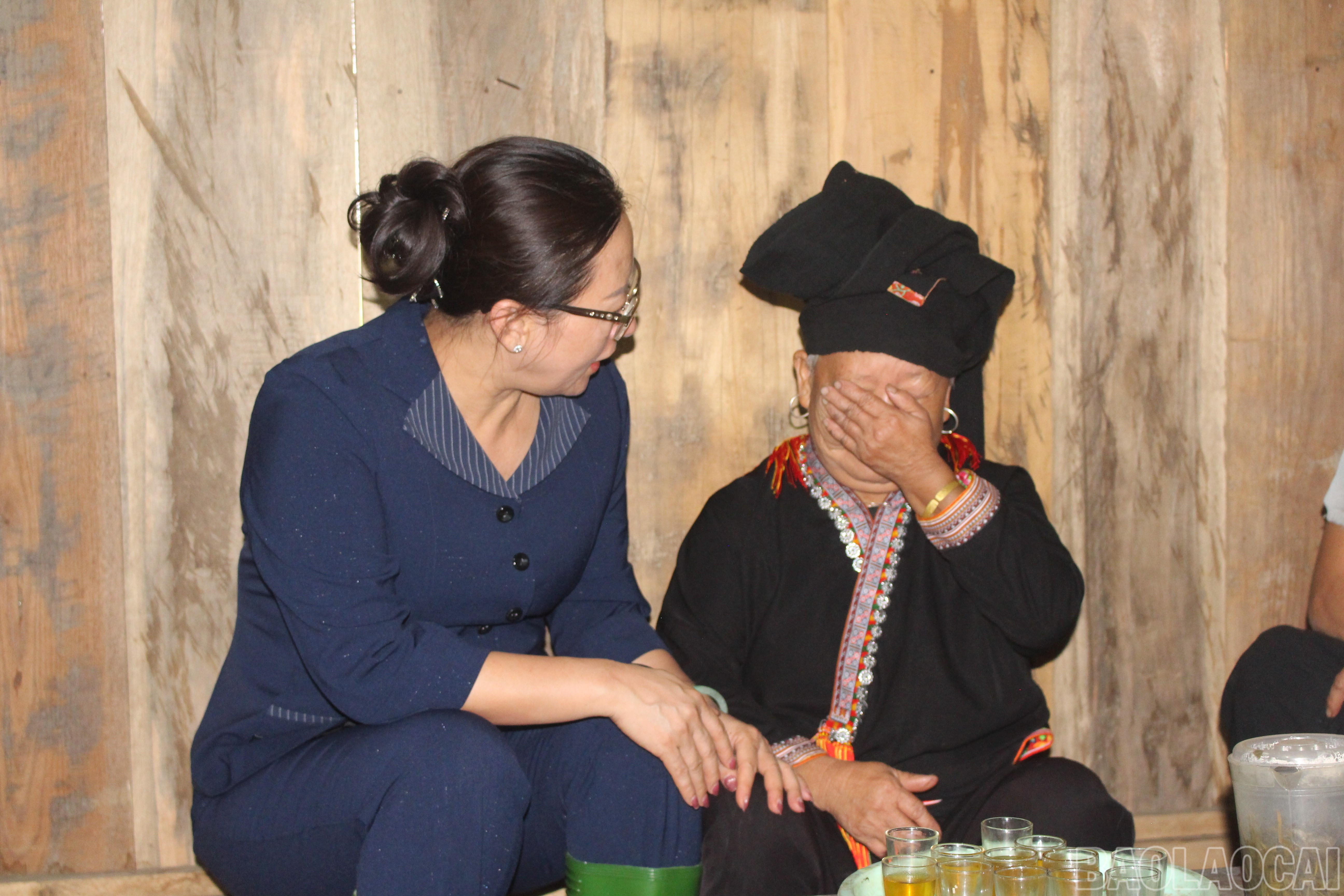 Đồng chí Phó Bí thư Tỉnh ủy ân cần thăm hỏi, động viên các gia đình bị ảnh hưởng bởi thiên tai.