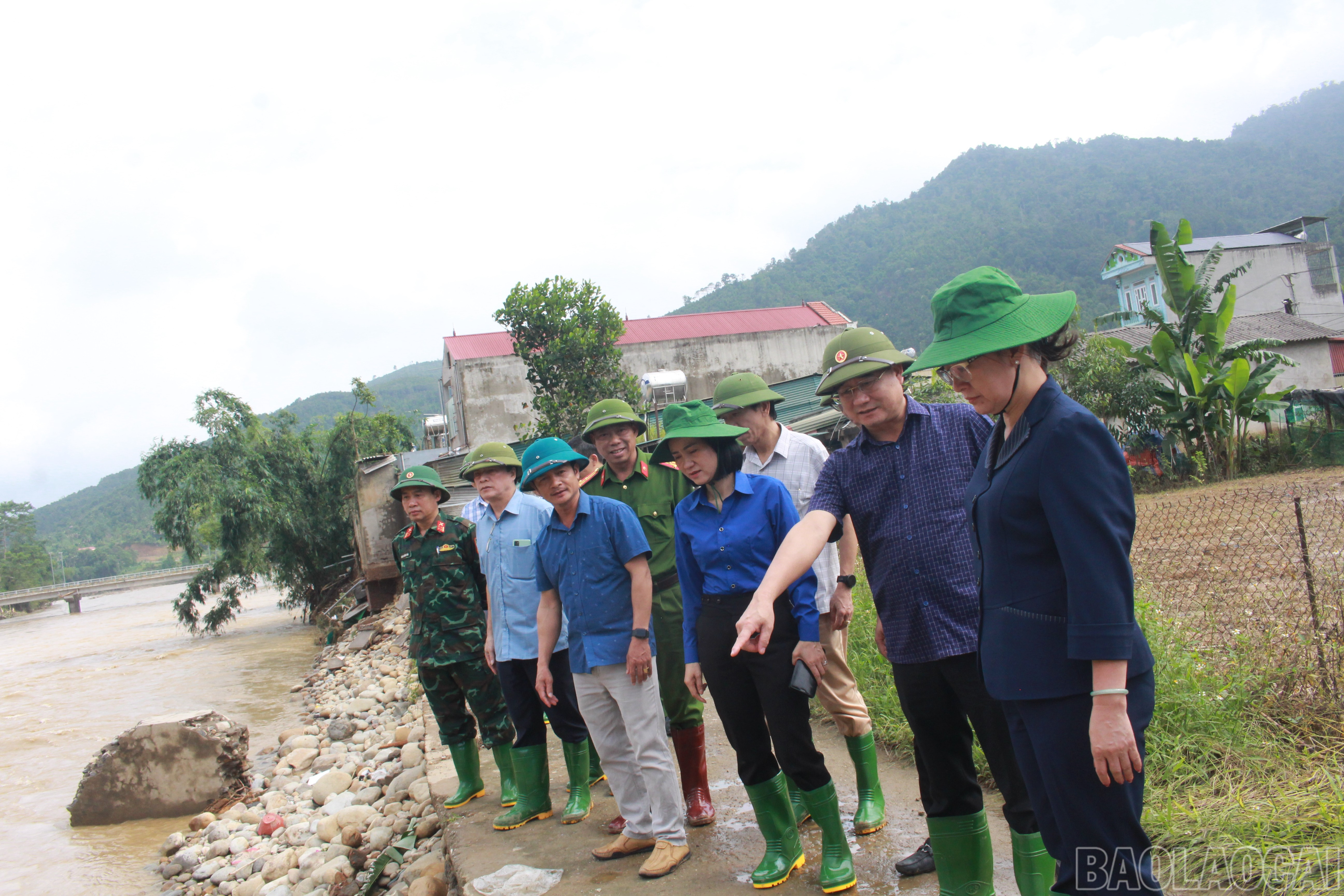 Đồng chí Giàng Thị Dung và Đoàn công tác nắm bắt tình hình tại xã Phong Dụ Thượng.