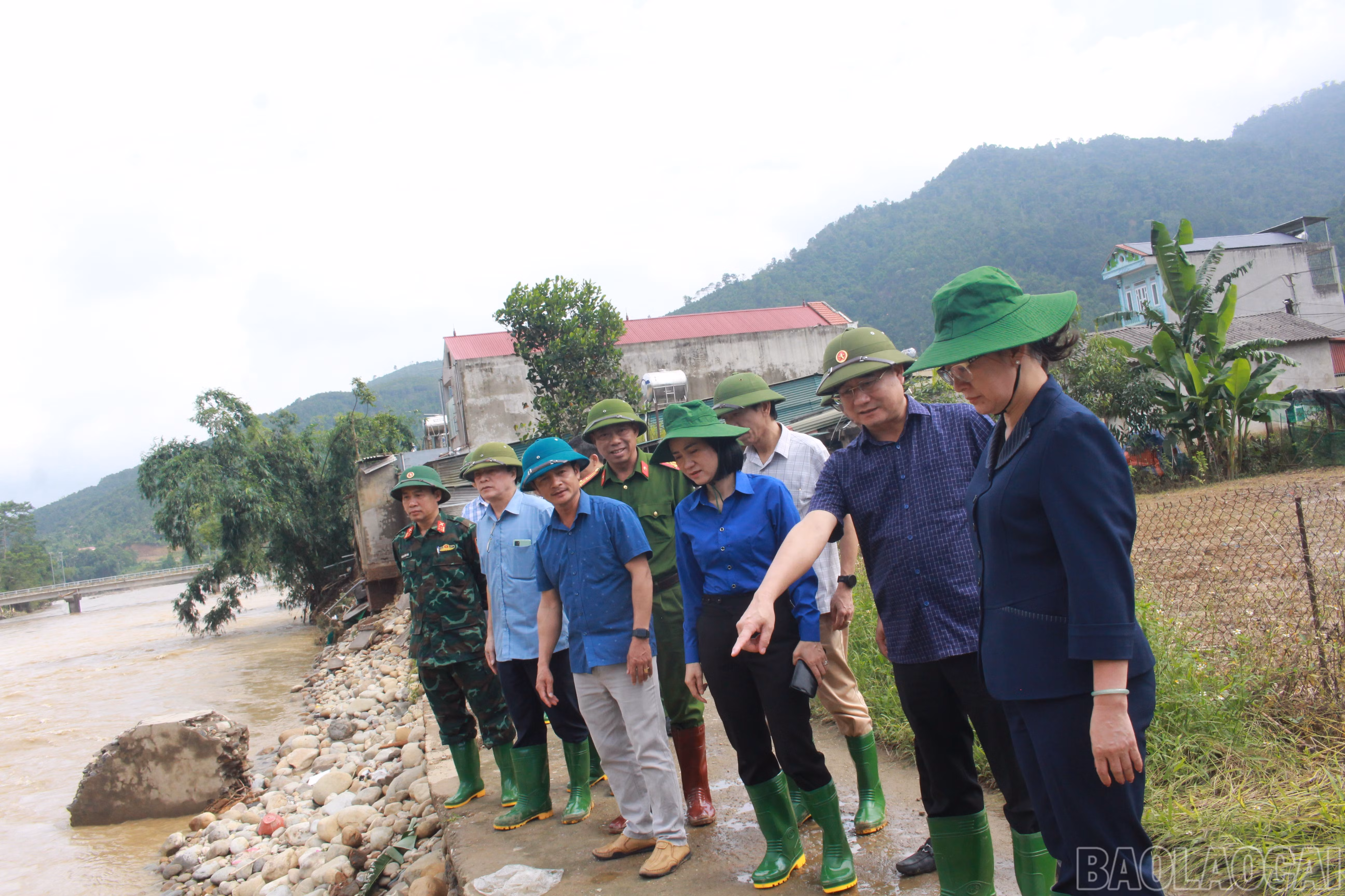 Đồng chí Giàng Thị Dung và Đoàn công tác nắm bắt tình hình tại xã Phong Dụ Thượng.