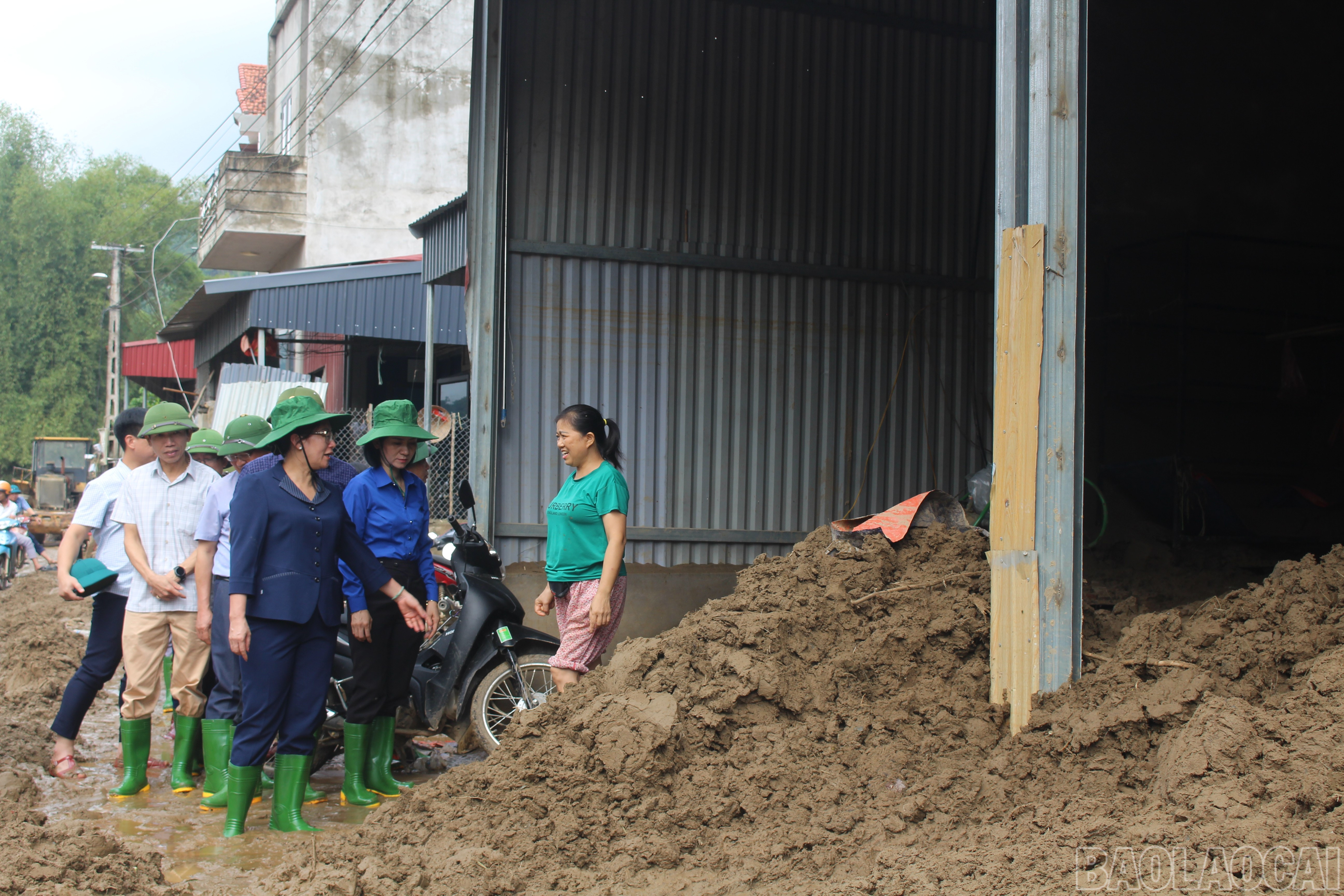 Đồng chí Giàng Thị Dung và Đoàn công tác kiểm tra tình hình thực tế tại cơ sở.