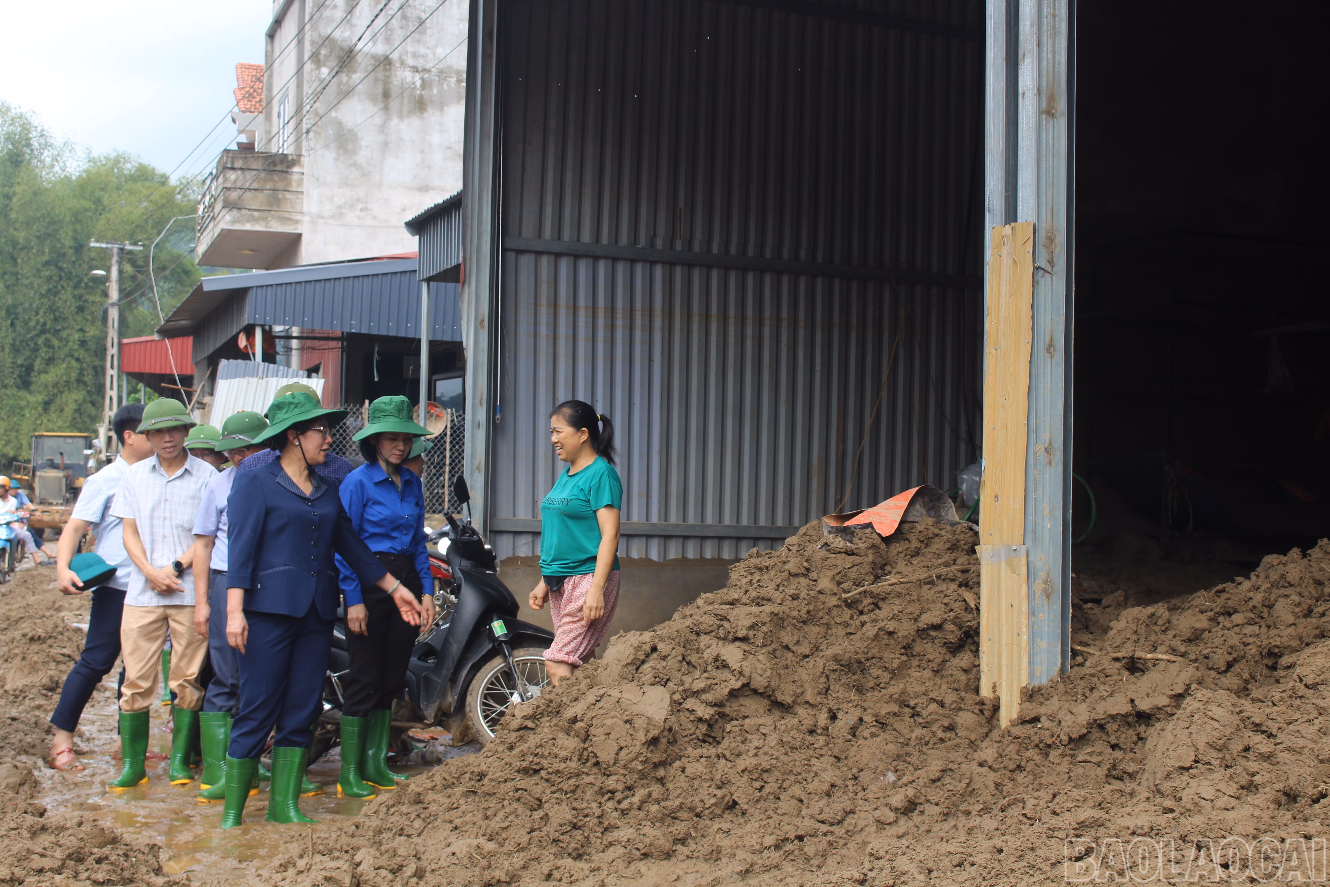 Đồng chí Giàng Thị Dung và Đoàn công tác kiểm tra tình hình thực tế tại cơ sở.