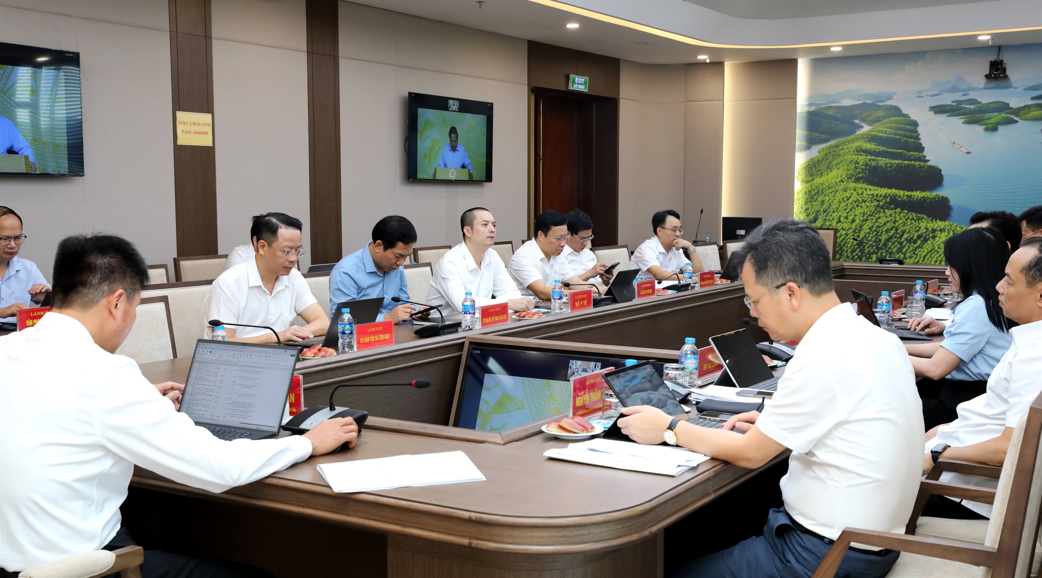Các đại biểu dự Hội nghị tỉnh điểm cầu tỉnh Lào Cai. 4y3a7428daibieuduhndautucong.jpg