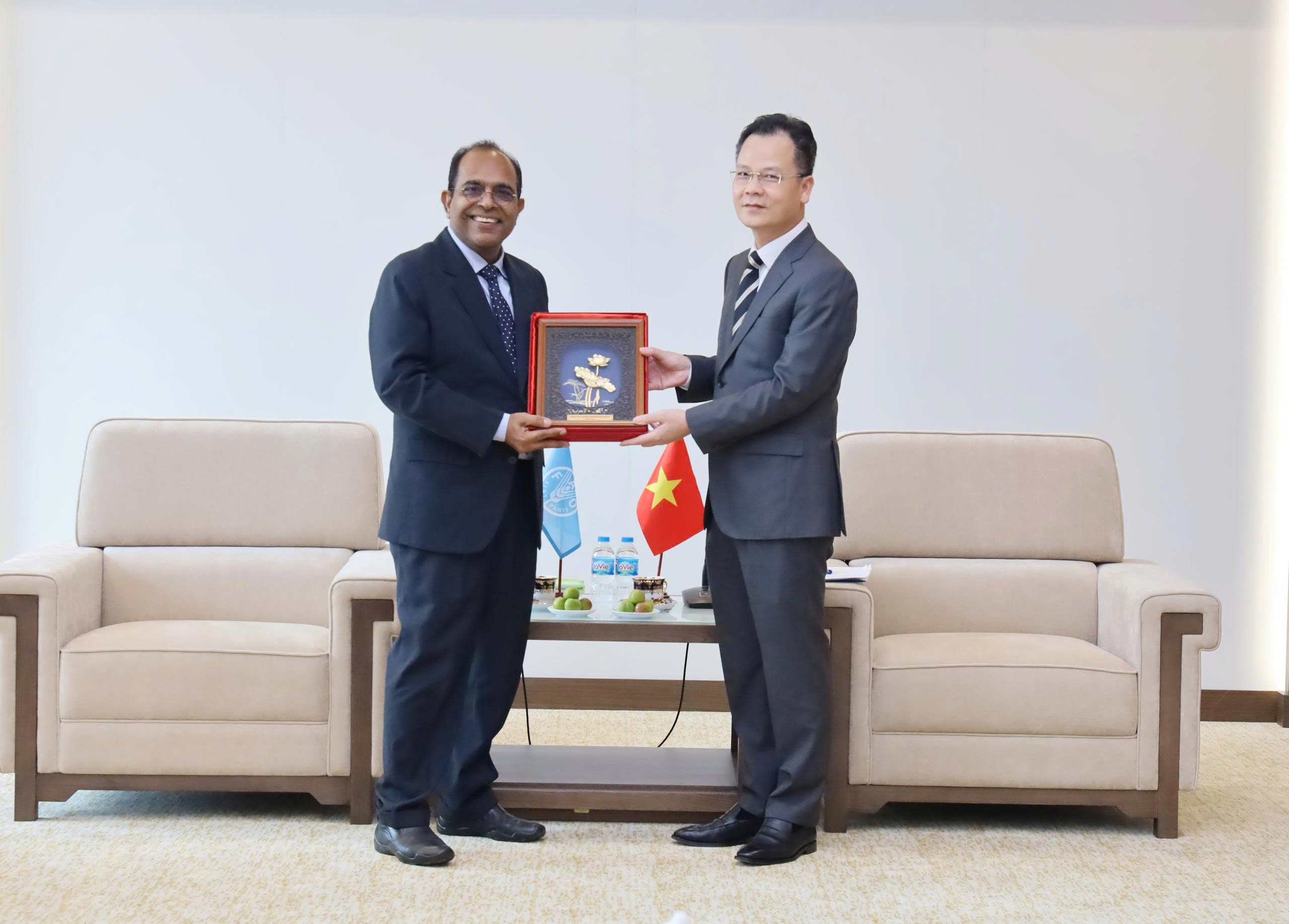 Ông Vinod Ahuja - Trưởng đại diện FAO tại Việt Nam tặng quà lưu niệm cho tỉnh. z6886647411029-a42b4ffc2379807a97b13a37d7946faf.jpg