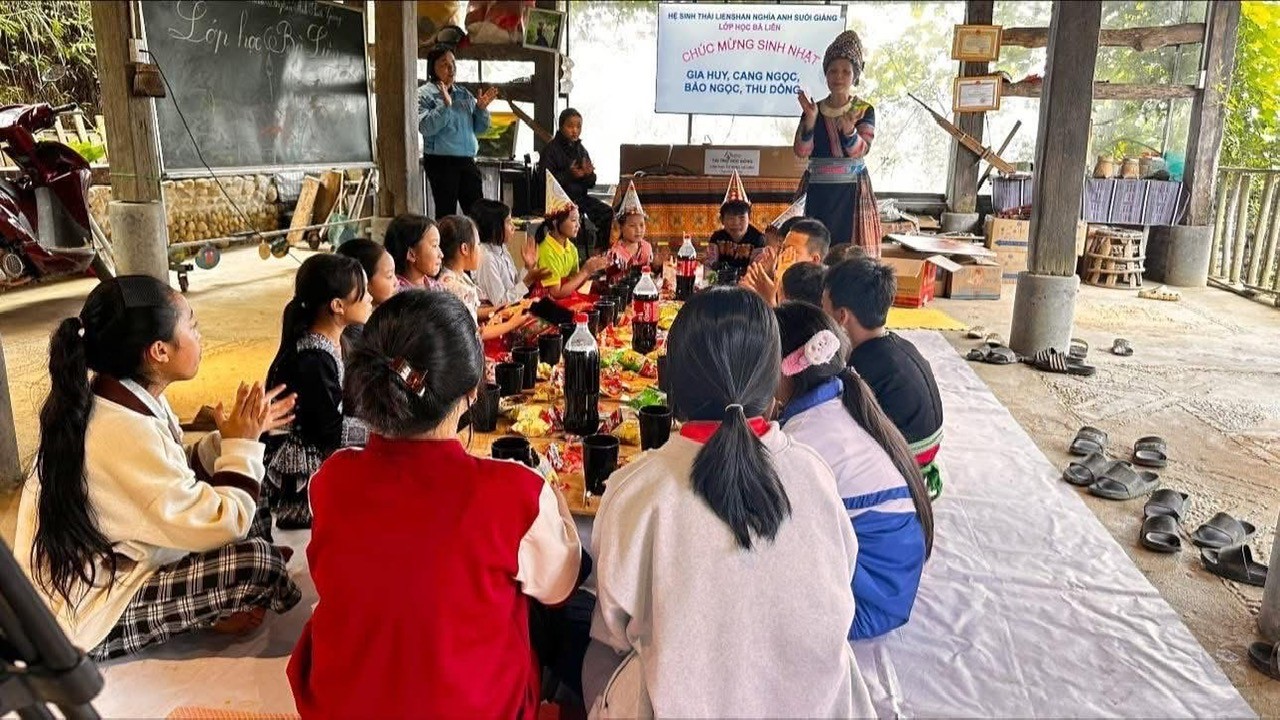 Hơn 3 năm qua, cô giáo Chu Thị Tú Liên đã dành tình yêu, tâm huyết, bền bỉ, kiên trì dạy học cho trẻ em Suối Giàng. z6911476930649-a534b21e69de69bc1a115627018f986e.jpg