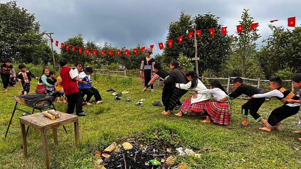 Cô, trò vui vẻ cùng chơi các trò chơi dân gian.