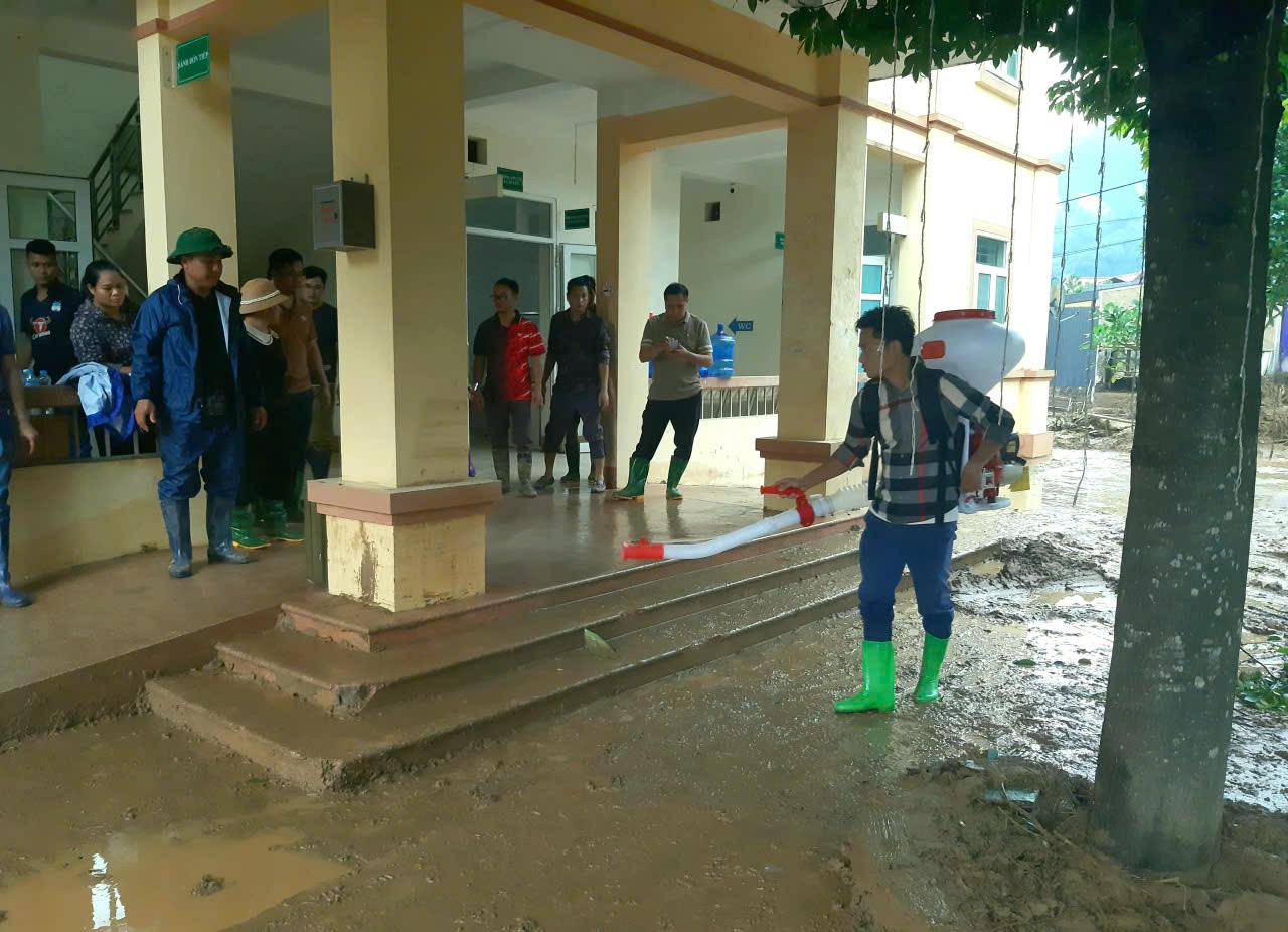 Cán bộ Trạm Y tế xã Việt Hồng thực hành phun khử khuẩn sau bão lũ. can-bo-tram-y-te-viet-hong-thuc-hanh-trien-khai-phun-khu-khuan-moi-truong-sau-lu.jpg