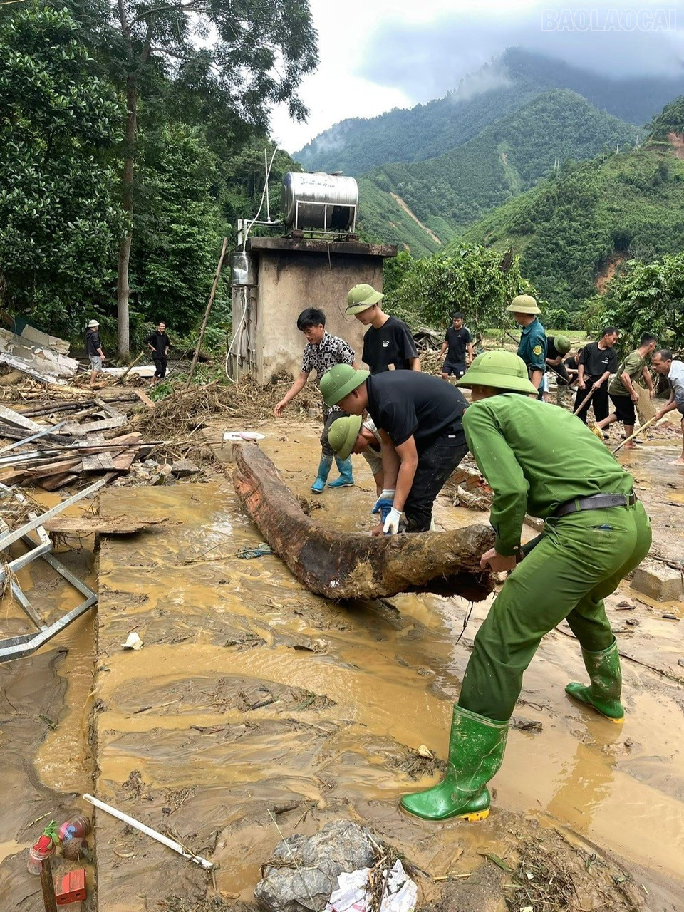 Cán bộ xã Mỏ Vàng cùng người dân khắc phục hậu quả bão lũ. baolaocai-tr_z7083183094087-b8c1f179a86703ea150d2f35d3e3cf44.jpg