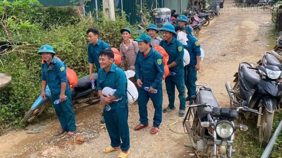 Cõng gạo vào thôn cô lập Khe Lóng 2, xã Mỏ Vàng. baolaocai-tr_z7083183054466-4cfc33615a8fdda5ba47dbab12962542-9257.jpg