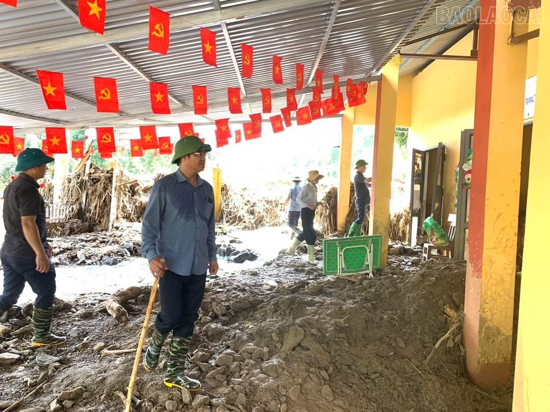 Lãnh đạo các địa phương trực tiếp có mặt chỉ đạo công tác khắc phục hậu quả thiên tai tại các vùng cô lập. baolaocai-tr_z7083200010584-8edddc2c5ed7a2b892c7b26a1464a051.jpg