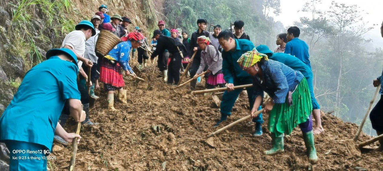 Cán bộ cùng người dân chung sức mở đường, phá vỡ thế cô lập. baolaocai-tr_z7083225330101-63e1d3616622f2329c86676adc785cd4.jpg