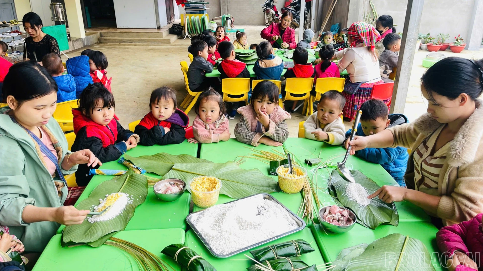 Trẻ em Khe Lóng 2 cùng mẹ gói bánh chưng.