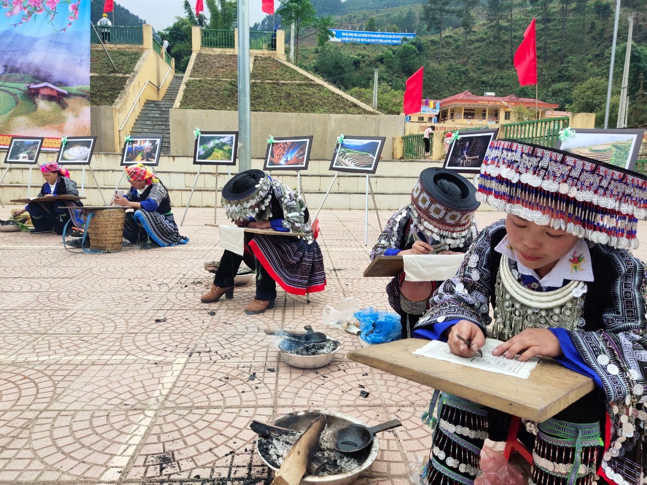 Thi vẽ hoa văn trên vải bằng sáp ong. img-0421-1.jpg