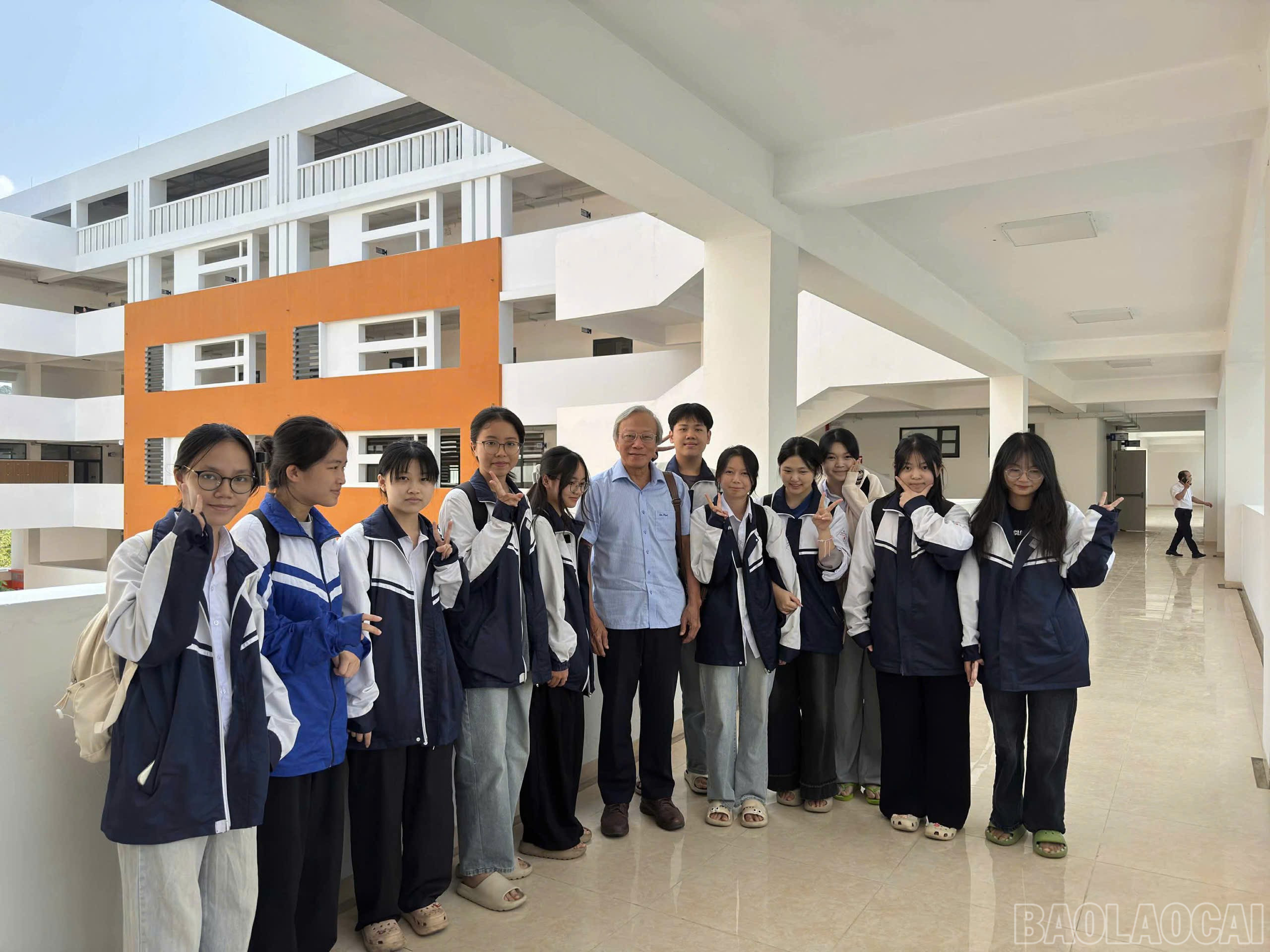 Trong quá trình tham gia đội tuyển, các em còn có thêm nhiều bạn mới, mở rộng góc nhìn và học hỏi thêm nhiều điều mới.