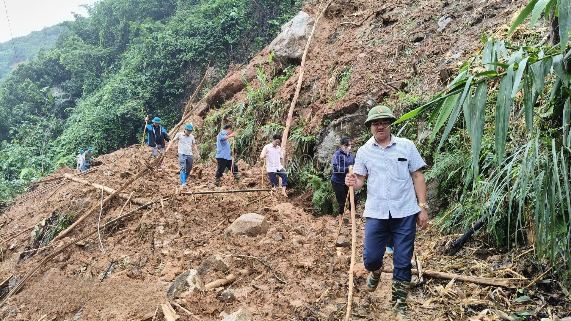 Líderes da comuna de Mo Vang inspecionaram e dirigiram diretamente o trabalho de superação das consequências de tempestades e inundações. baolaocai-c_1.png