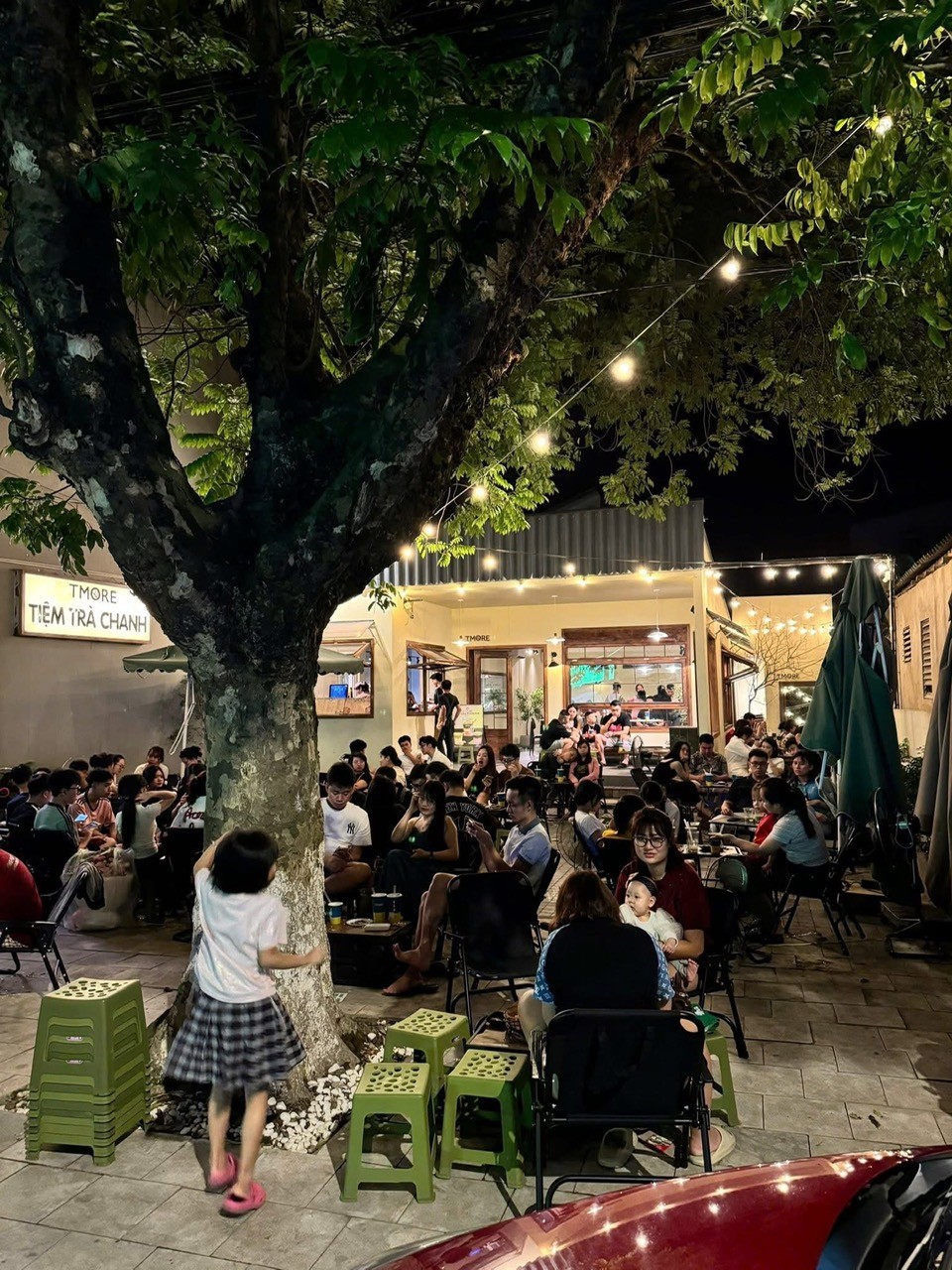 Tiệm trà chanh Tmore kinh doanh theo hình thức nhượng quyền thương hiệu là cửa hàng đầu tiên của Hương Giang. z7006456753674-401ec27928744699c4dd547c98d4db7e.jpg