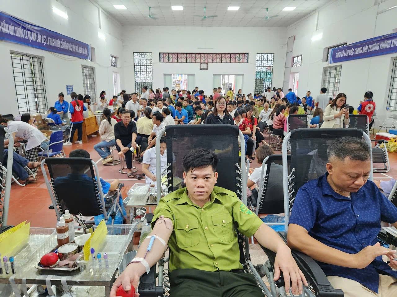 Rất đông cán bộ, Nhân dân tham gia hiến máu tại Ngày hội "Giọt hồng biên cương" 547321780-820247593903594-2354334120714832198-n.jpg