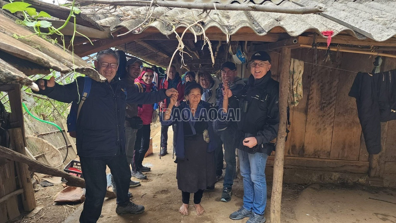 Người dân thân thiện đón tiếp du khách thăm nhà. baolaocai-c_z7035952420261-0b4dd39c057f49b05fcc50f7b74ff33e.jpg
