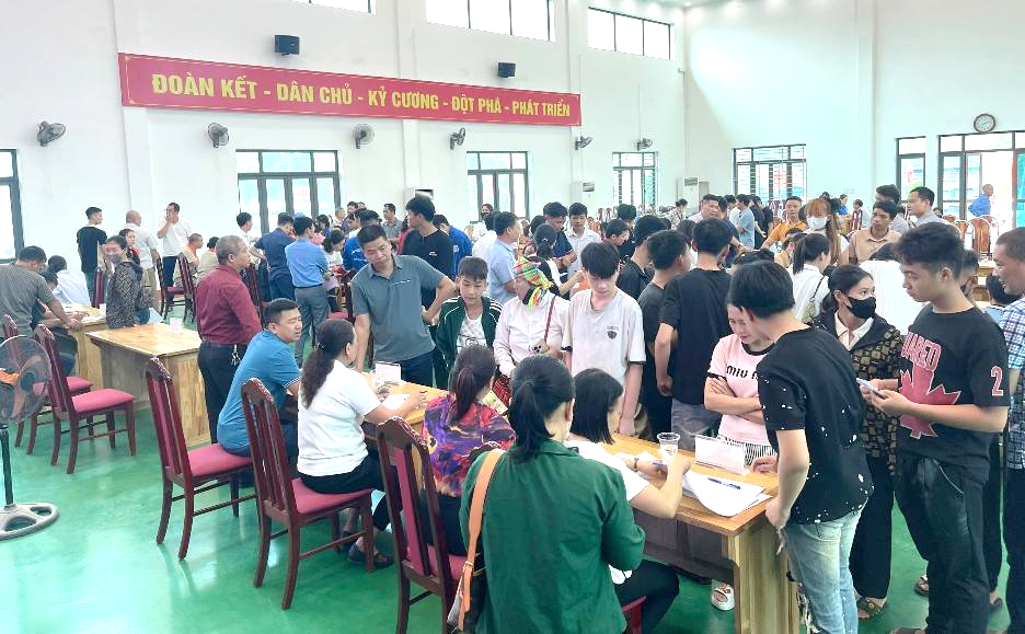 Tân sinh viên Trường Cao đẳng Nghề Yên Bái năm học 2025 - 2026 làm thủ tục nhập học. 3-1.png