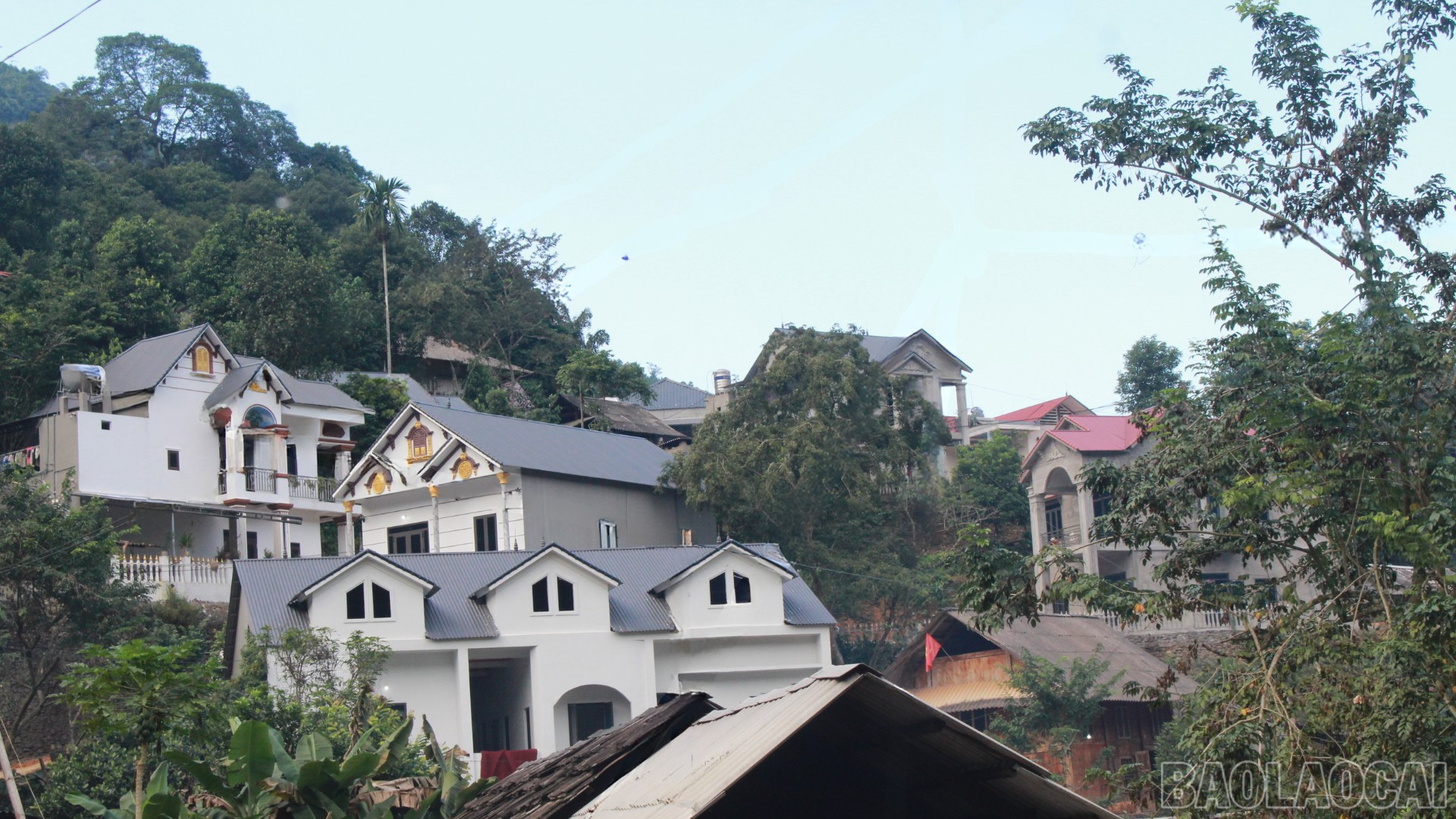 Rumah bertingkat modern semakin banyak dibangun di Tang Chan. baolaocai-br_thiet-ke-chua-co-ten-11.png