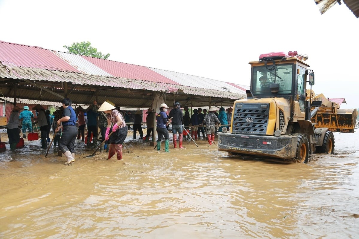 Các địa phương huy động tối đa lực lượng cùng Nhân dân vệ sinh môi trường sau bão lũ. z7073943331833-0fe6f27b748f7e97d3eae8cec2ba5361-170046-209-184213.jpg