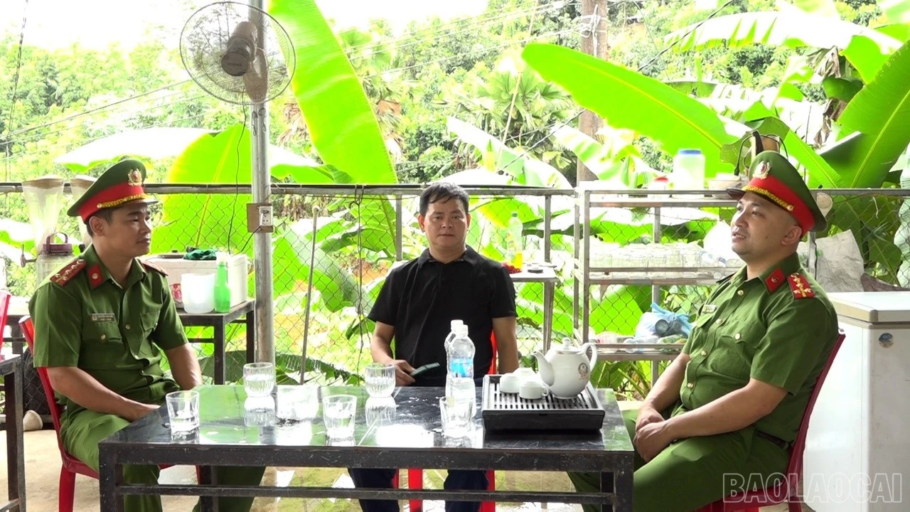 Công an xã Phúc Lợi thường xuyên động viên, chia sẻ để người từng lầm lỗi sớm tái hòa nhập với cộng đồng.