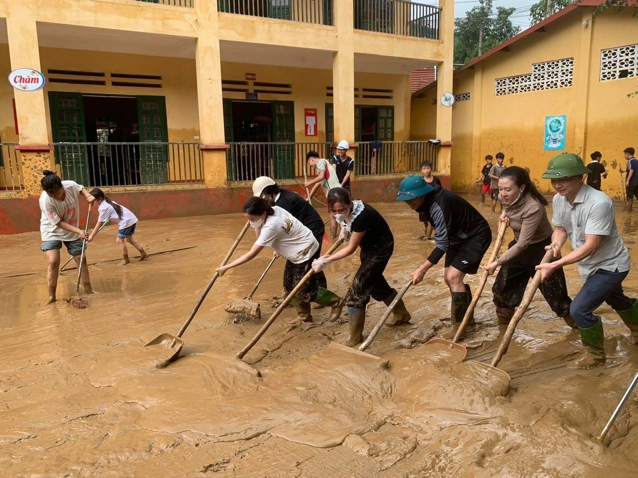 Người dân chủ động dọn vệ sinh với phương châm "Nước rút đến đâu, vệ sinh đến đó". z7069816950716-899bb21e97b07ec89758f0e8fe6c5d1f.jpg