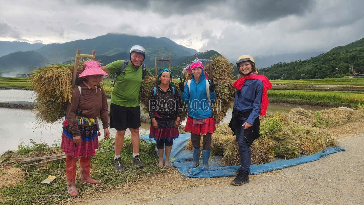 Du khách quốc tế thích thú trải nghiệm cuộc sống của đồng bào dân tộc thiểu số. baolaocai-c_z7042695845650-6cd8b064afd5564f33f13871382ebc54.jpg