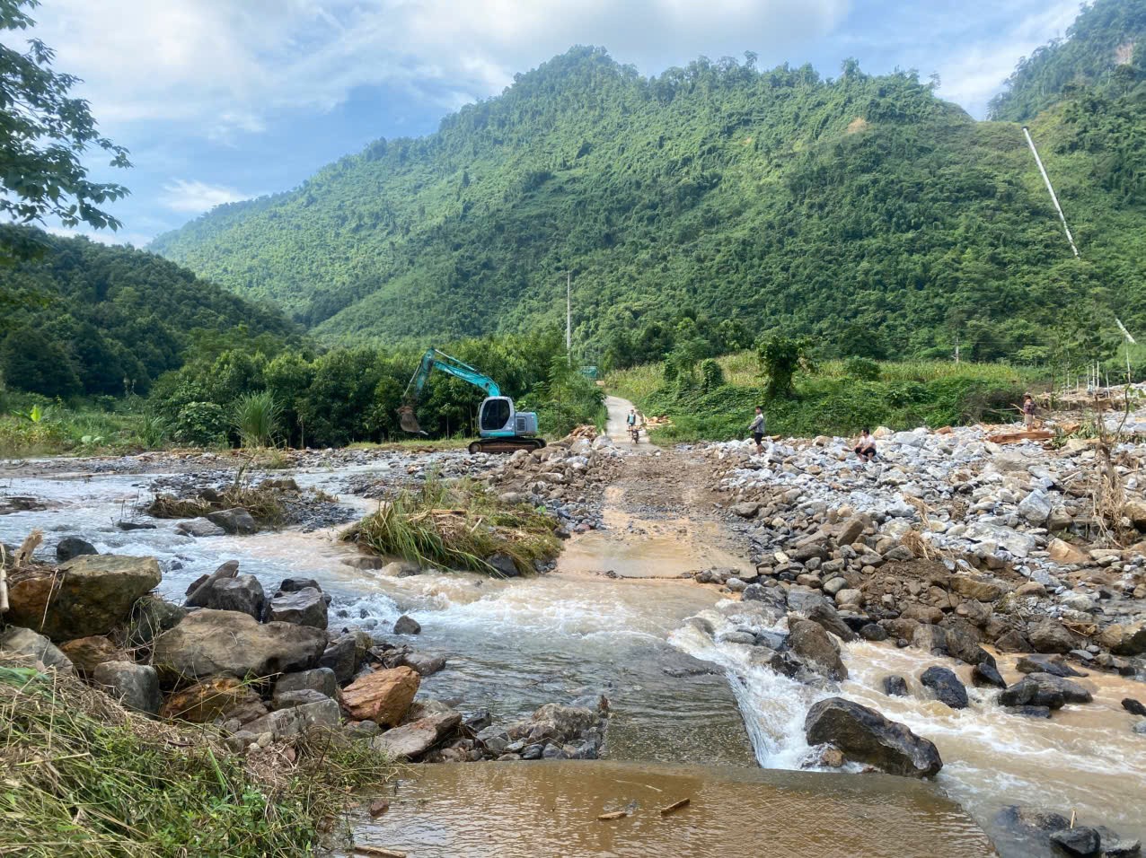 Xã Phong Dụ Hạ phấn đấu hoàn thành khắc phục hệ thống giao thông xong trong tháng 10, phục vụ nhu cầu đi lại, giao thương của người dân. z7102312086935-b5537db520f34dd570f8ebe7e42f680c.jpg
