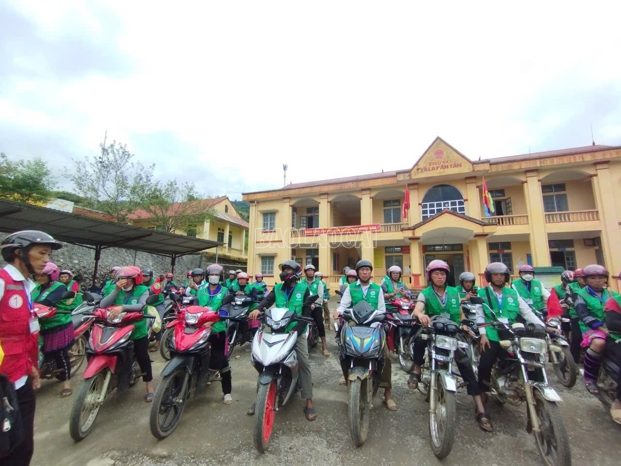 Đội xe ôm sẵn sàng đón khách. baolaocai-c_536822359-740708535466432-7542645756543912610-n.jpg