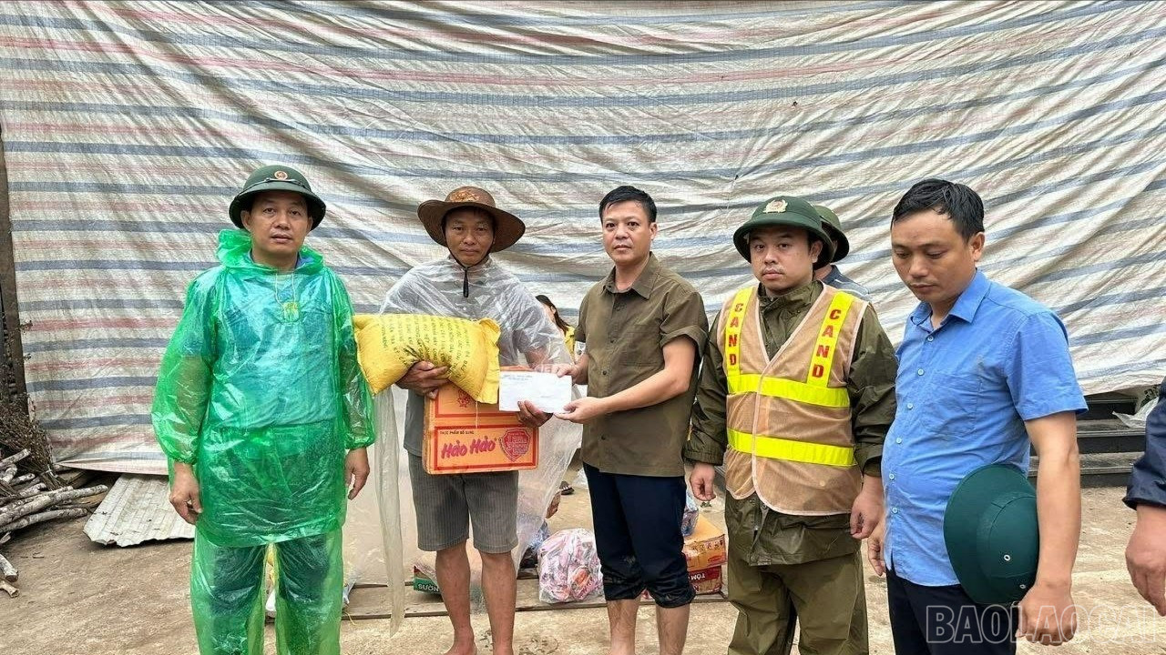Lãnh đạo xã Phong Dụ Hạ thăm hỏi, tặng quà người dân bị thiệt hại bởi cơn bão số 10. baolaocai-br_z7070010712442-ec325d5ca5018a1f98a6a6c1ea9f5df2-4365.jpg