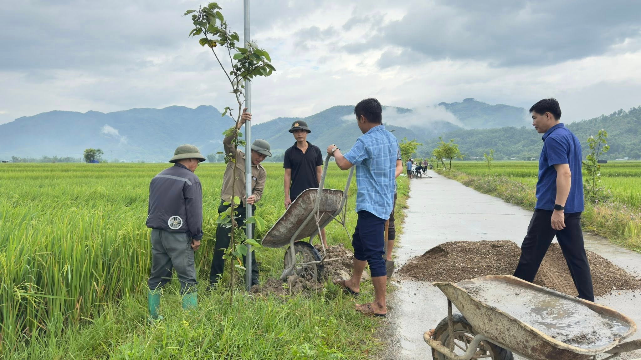 Người dân tham gia thi công công trình. Người dân tham gia thi công công trình.
