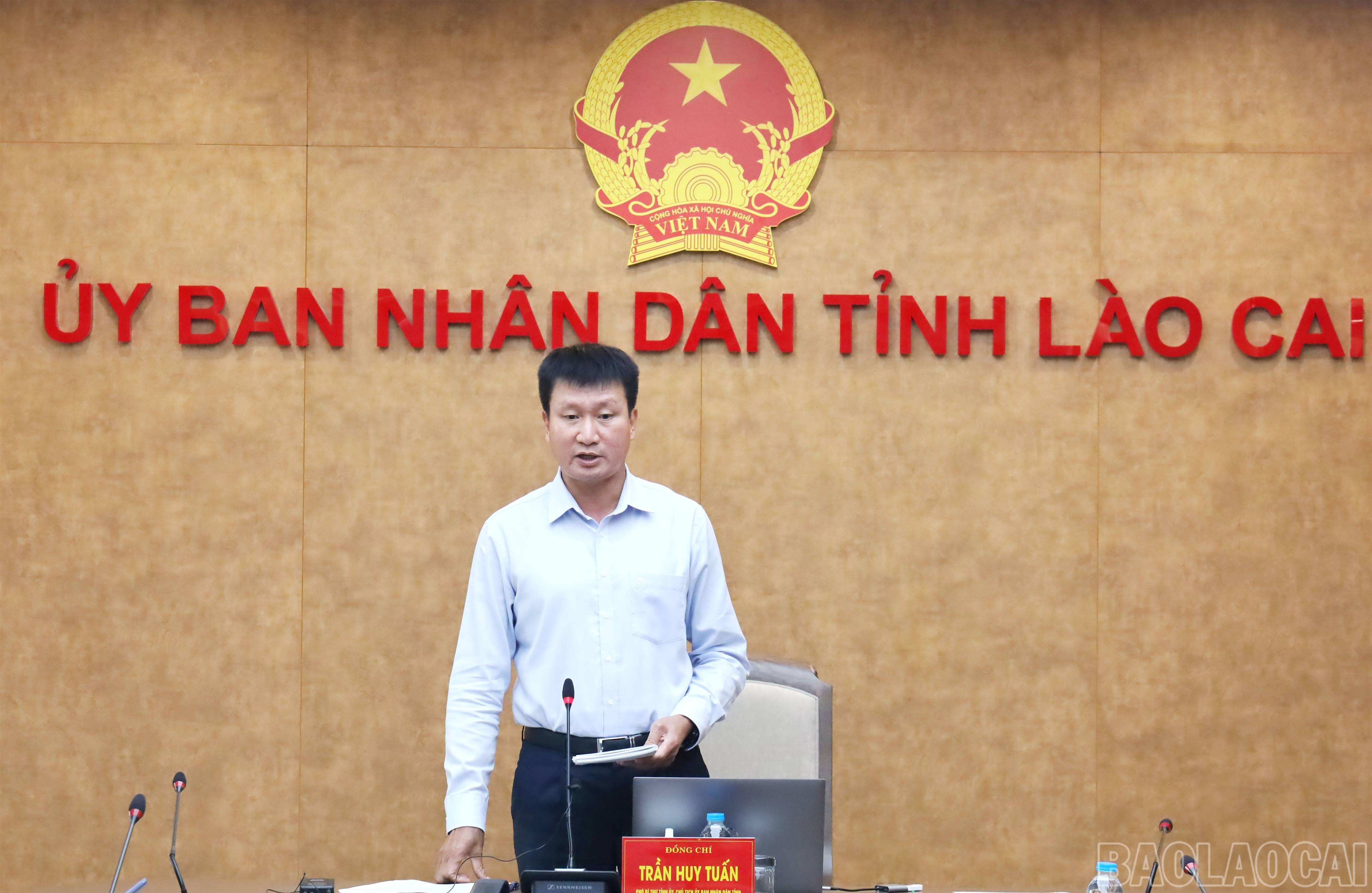 Đồng chí Trần Huy Tuấn - Phó Bí thư Tỉnh ủy, Chủ tịch UBND tỉnh báo cáo nhanh về tình hình thiệt hại do hoàn lưu bão số 10 trên địa bàn tỉnh. baolaocai-br_img-6601-1.jpg