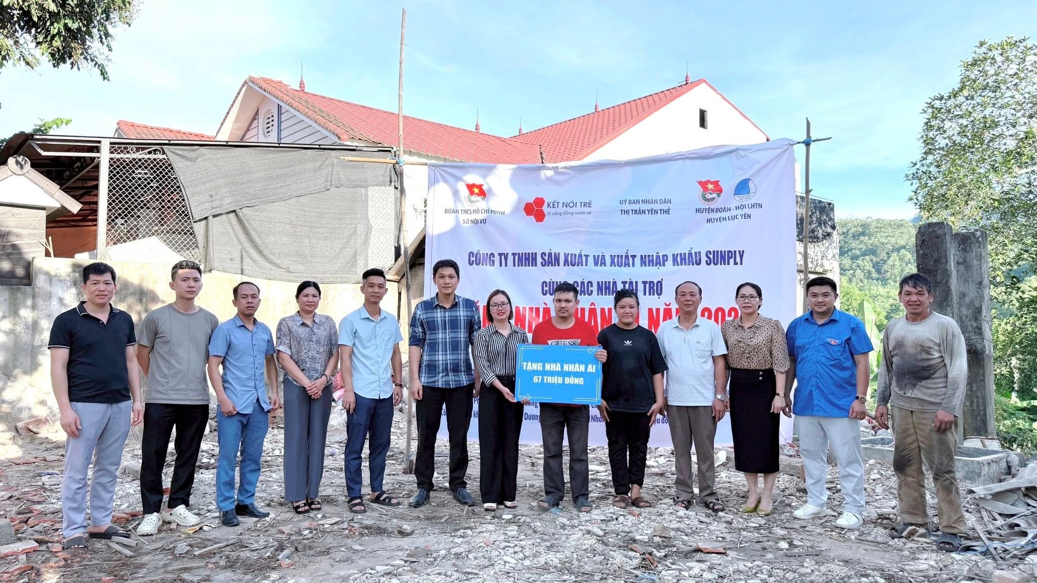 Trưởng nhóm Kết nối trẻ Lê Hoàng Anh cùng các thành viên, nhà tài trợ trao biểu trưng hỗ trợ nhà nhân ái cho hộ nghèo. 503485620-24692882293634781-8449807907130372544-n.jpg