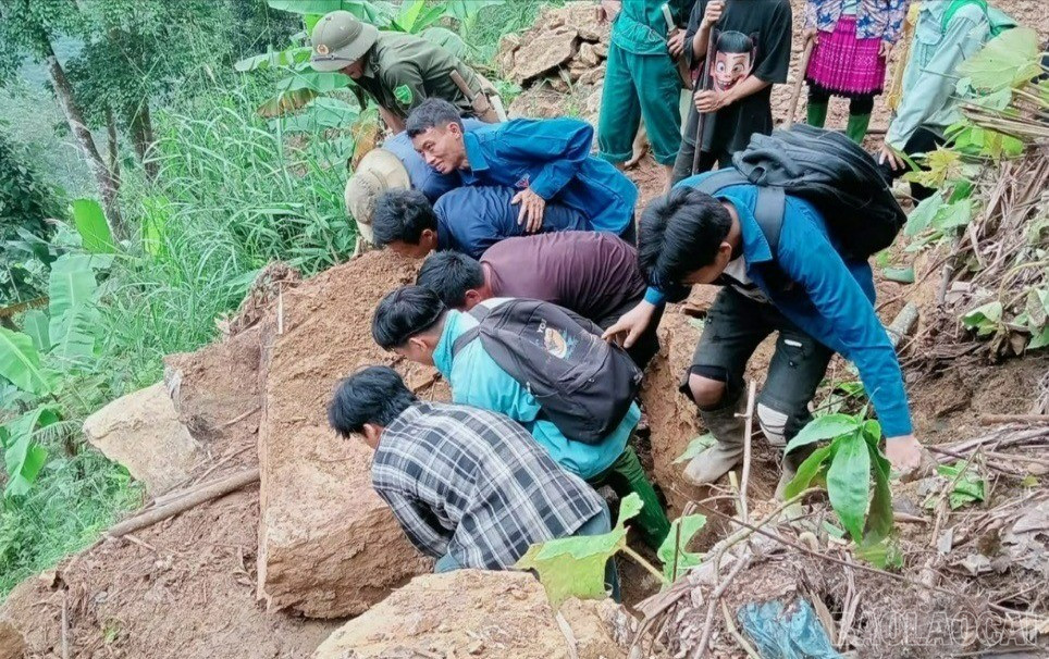 Người dân thôn Làng Mảnh, Giàng Pằng chung sức khắc phục hậu quả thiên tai. baolaocai-br_z7174012693560-df49155da84135e08b778a1684d149bd-3250-6428.jpg