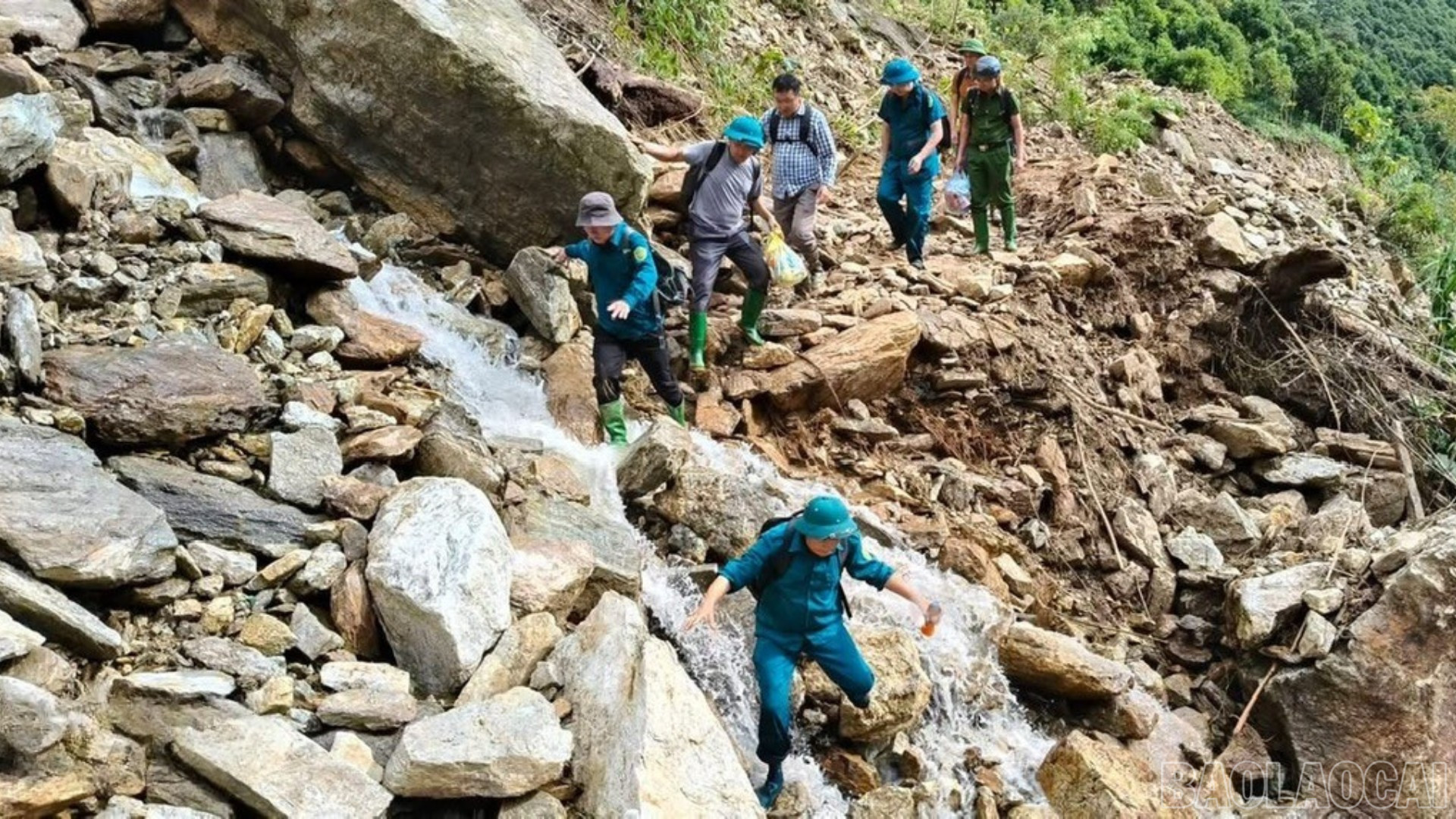 Lãnh đạo xã Sơn Lương vượt khó vào Giàng Pằng, Làng Mảnh chỉ đạo công tác khắc phục hậu quả thiên tai. baolaocai-br_thiet-ke-chua-co-ten-2.png