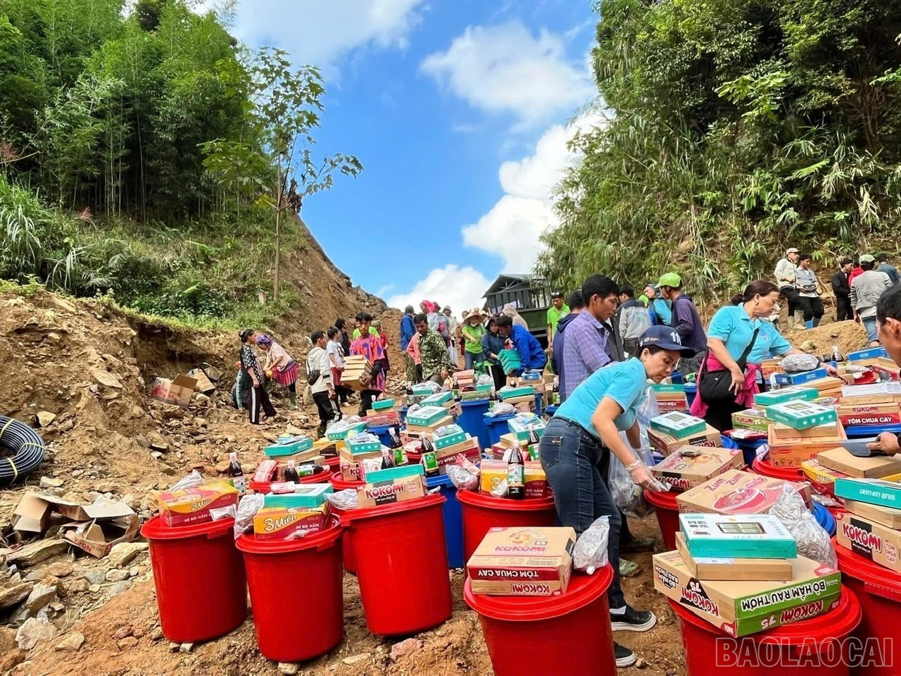 Lương thực, nhu yếu phẩm... được xã kết nối, hỗ trợ người dân vực lại cuộc sống. baolaocai-br_z7174035389306-db0f70fcd31739994cde88a71e9a13c0.jpg