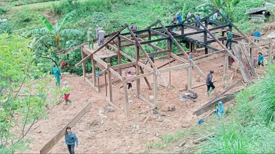 Hỗ trợ di dời nhà ở cho hộ gia đình ông Giàng A Chu. baolaocai-br_z7174013080083-f7e0a8be19fdd2cc299b48cf557b7f0d-5138.jpg