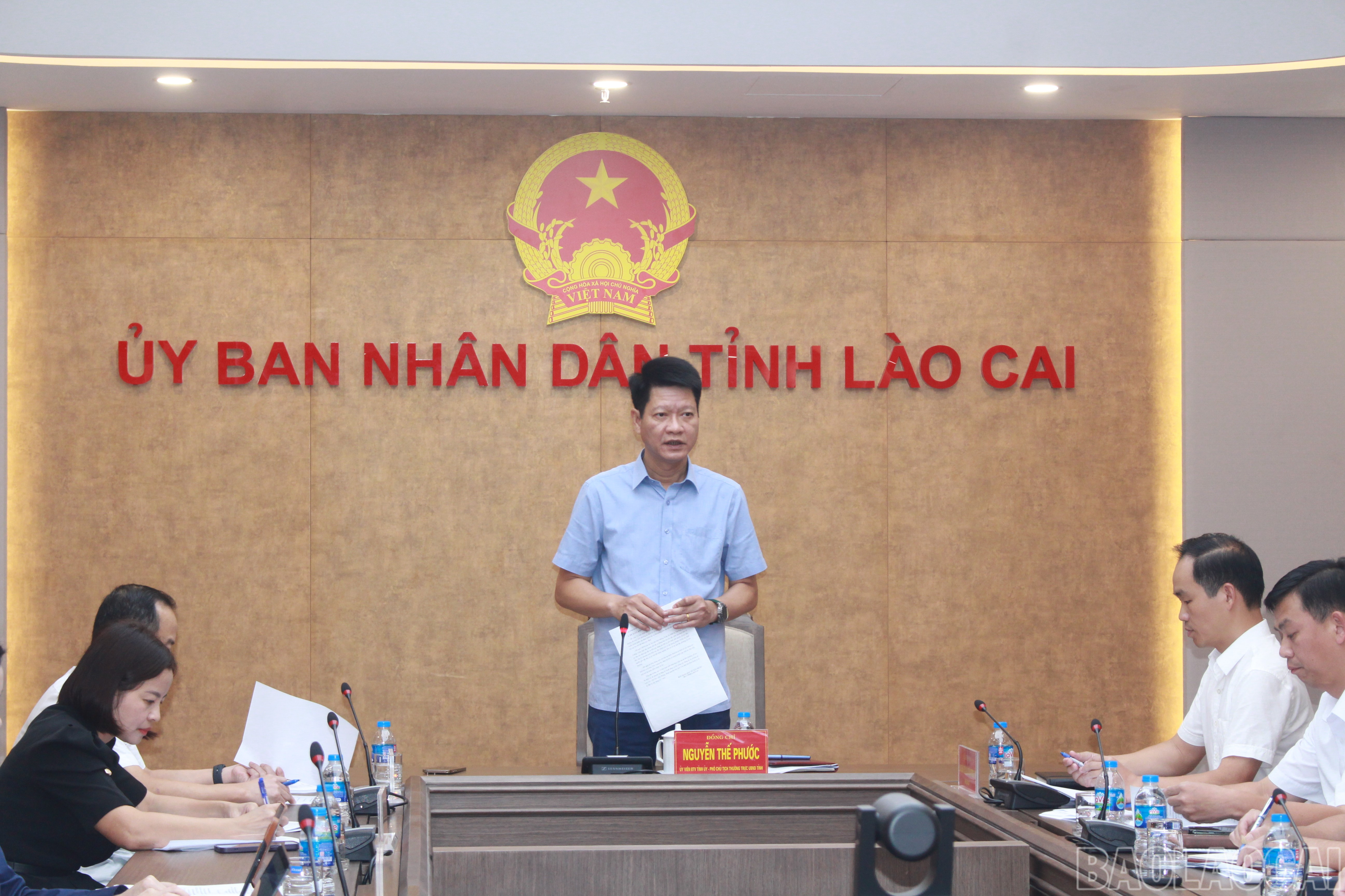 សមមិត្ត Nguyen The Phuoc - អនុប្រធានអចិន្ត្រៃយ៍នៃគណៈកម្មាធិការប្រជាជនខេត្តបានដឹកនាំកិច្ចប្រជុំ។ baolaocai-br_img-2414.jpg