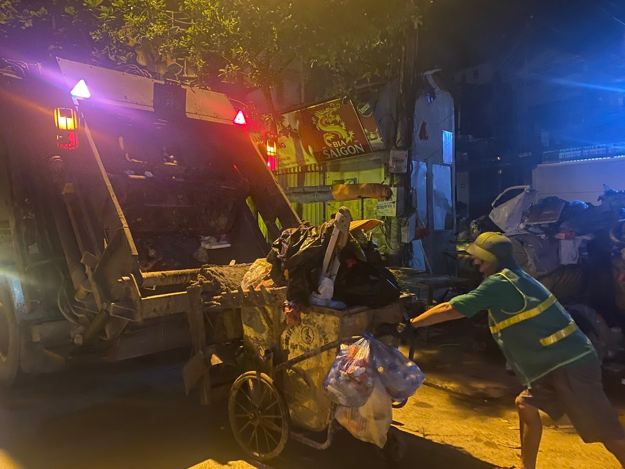 Công nhân môi trường làm việc liên tục cả ngày lẫn đêm. z7078900798403-82d8b5025380f149b836dccf1d968e68.jpg
