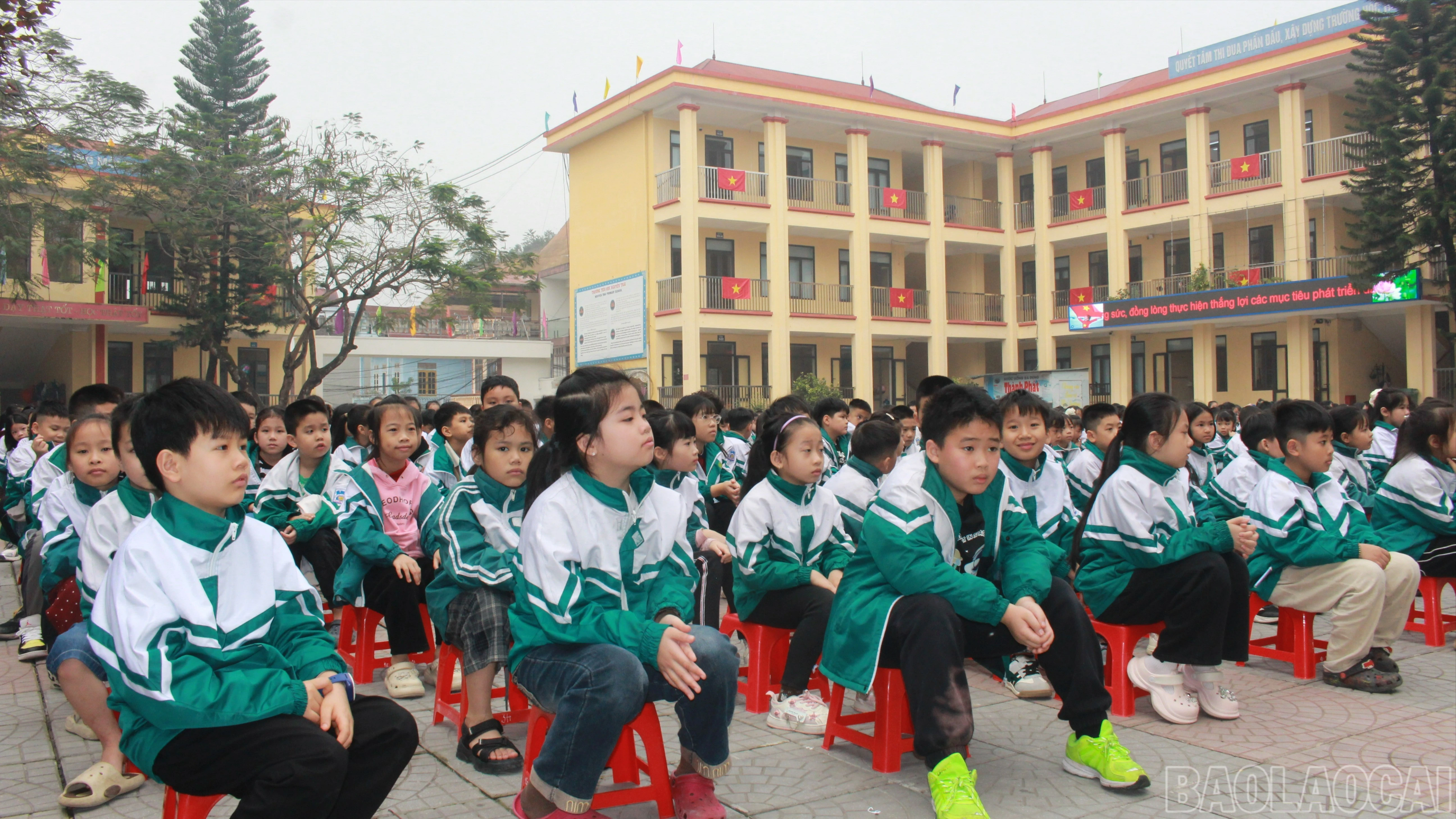 Các đại biểu và học sinh dự lễ tổng kết.